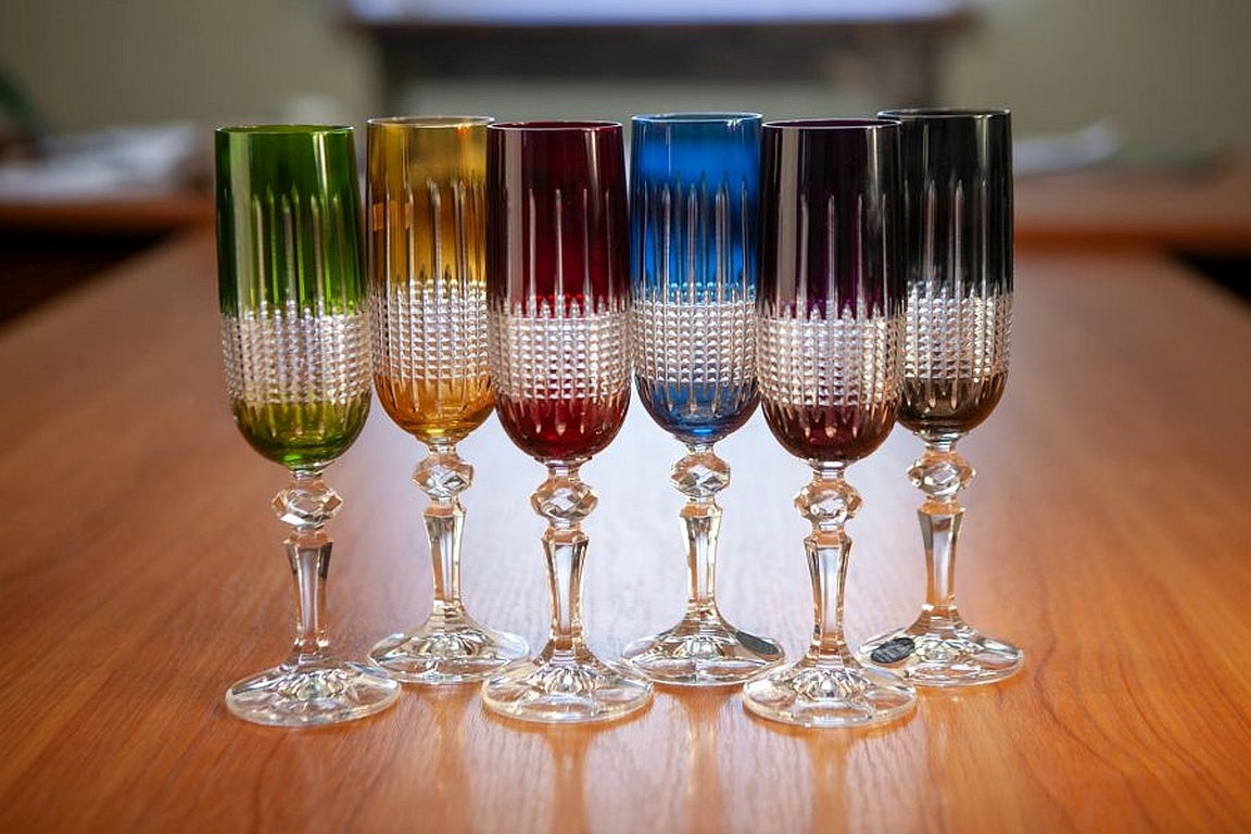 Set di 6 bicchieri da champagne Cristal in vari colori 

Il design è ispirato alla tradizione, il taglio è stato combinato con colori freschi e vibranti, creando una miscela magica in uno stile glamour.

Volume: 180 ml (6,1 fl_oz_us)