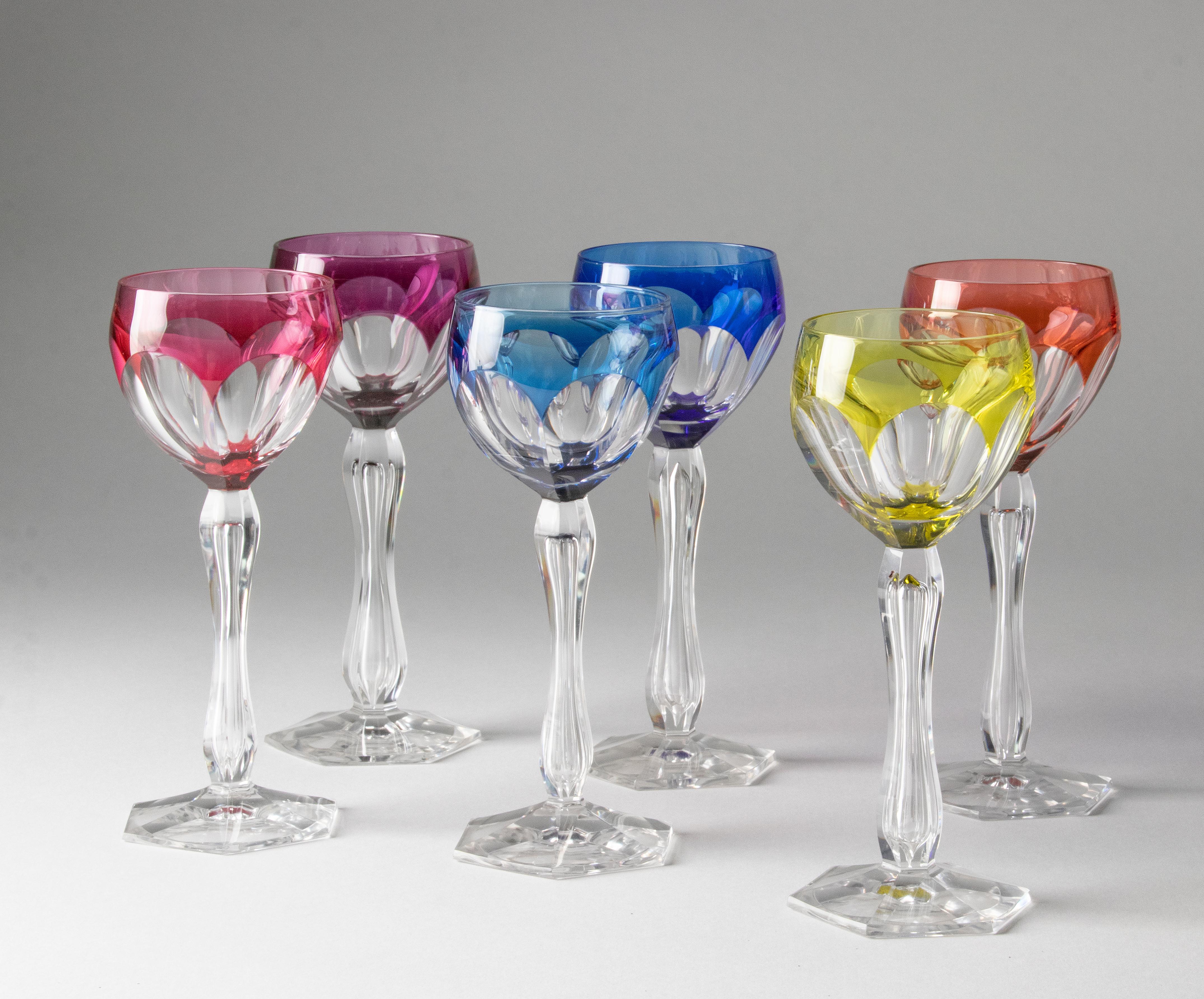 Beautiful set of 6 crystal colored wine glasses, made by the Belgian manufacturer Val Saint Lambert. The glasses have a deep, clear color and beautiful cuts. The inside of the trunk is nicely decorated. The glasses are not marked, but this is a