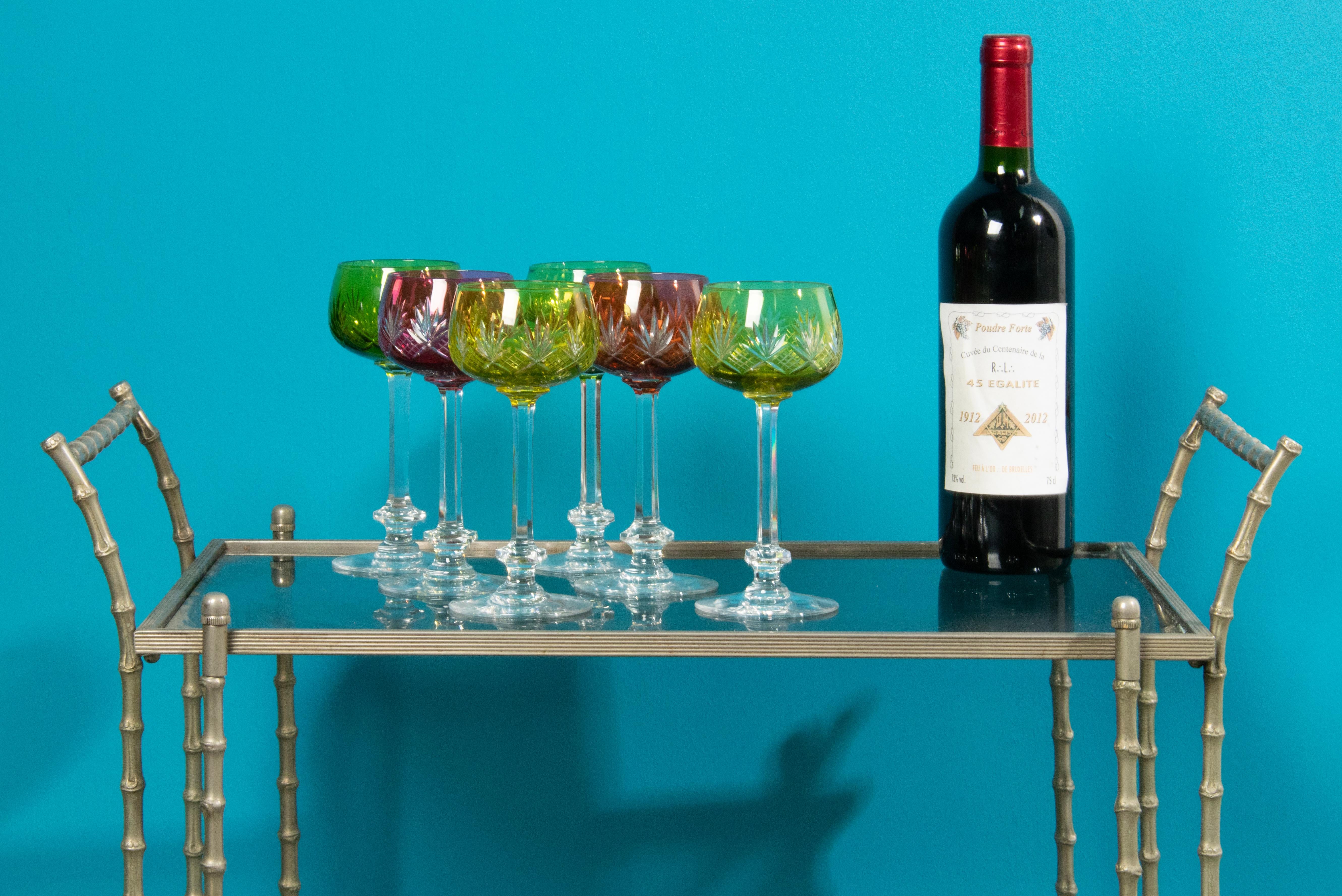 Un magnifique ensemble de 6 verres à vin en cristal, fabriqués par la société belge Val Saint Lambert. 
Les verres sont richement décorés de fines sculptures. 
Les lunettes sont en très bon état. Pas de chips. 
 