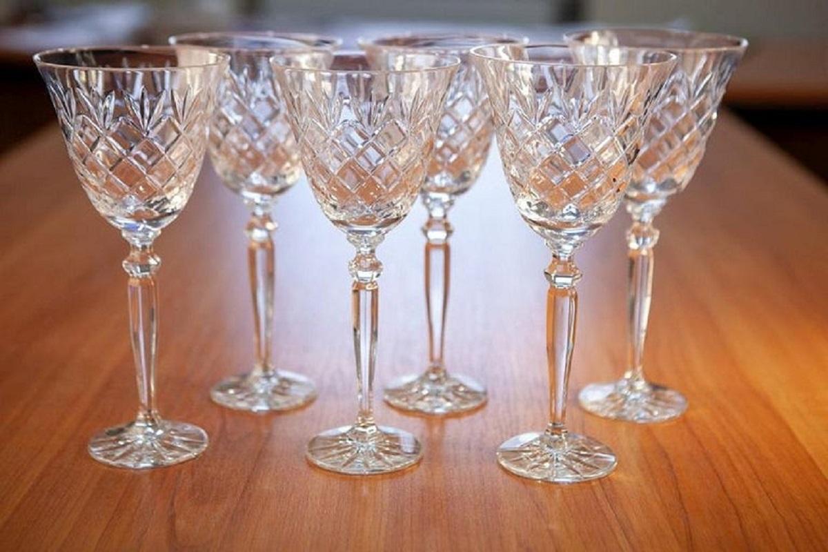 Hand-Crafted Set of 6 Crystal Wine or Water Glasses (9.5 fl_oz) - hand crafted For Sale