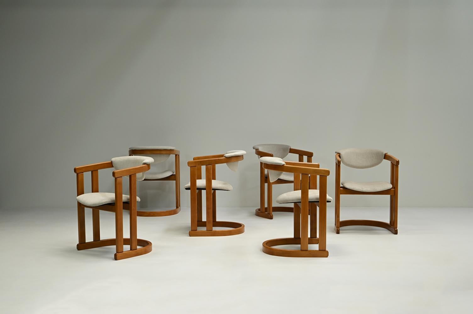 Juego de 6 sillas de comedor de madera de haya curverd, años 60 Alemania. Marcos de madera maciza de haya con elegantes líneas curvas. Los asientos y respaldos están retapizados y tienen relleno nuevo. En muy buen estado vintage. 

- Altura: 75 cm
-