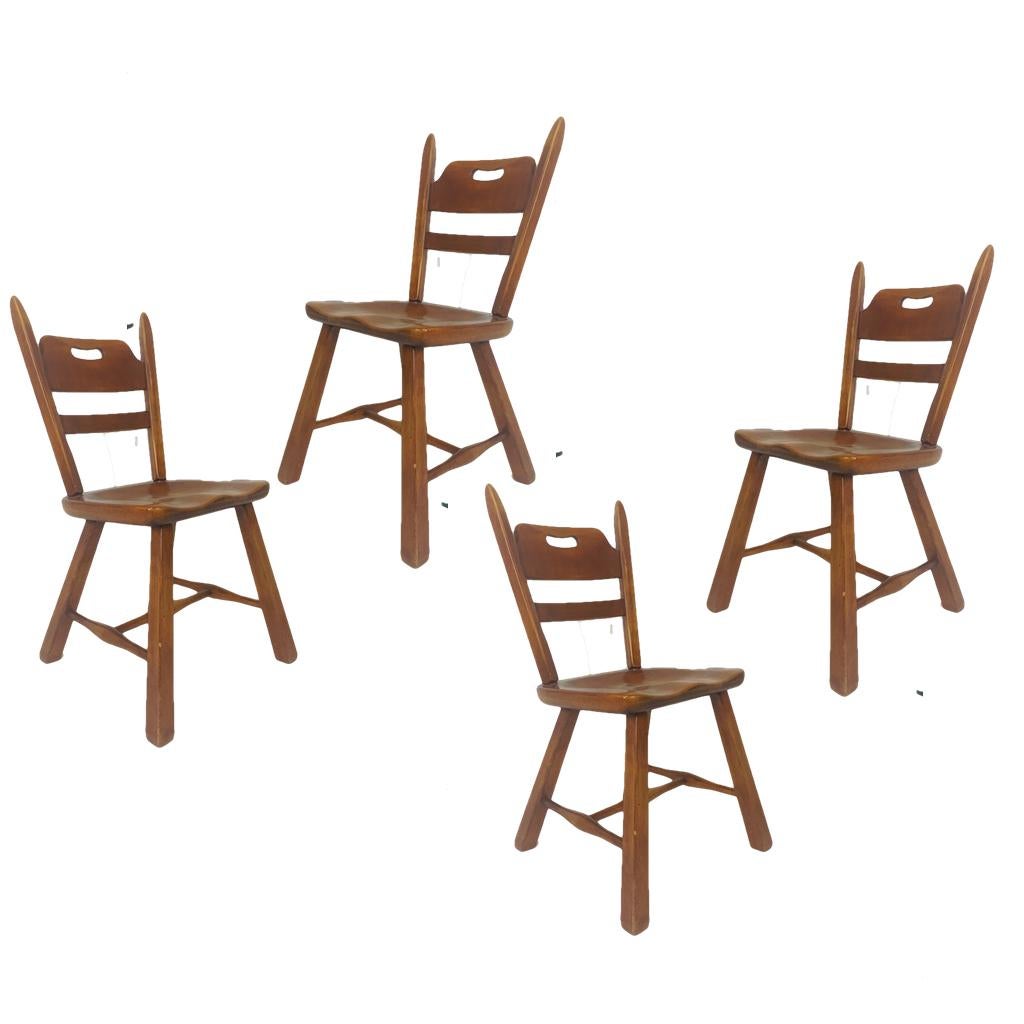 Set of 6 Vermont rock maple dining chairs designed by Herman DeVries for Cushman.
Measures: armchairs: H 34 in. x W 22.75 in. x D 19 in.
side chairs: H 34 in. x W 19 in. x D 18 in.