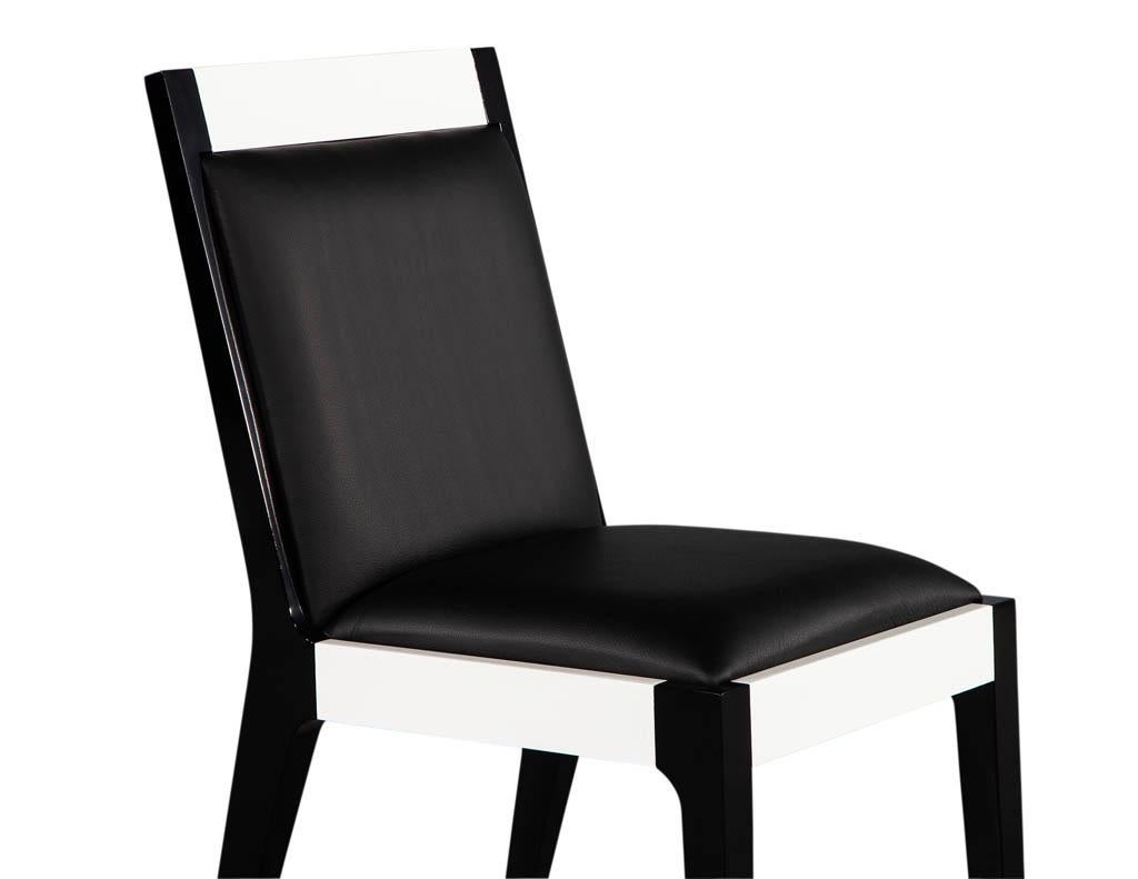 Ensemble de 6 chaises de salle à manger modernes et personnalisées en cuir noir et blanc par Carrocel en vente 4