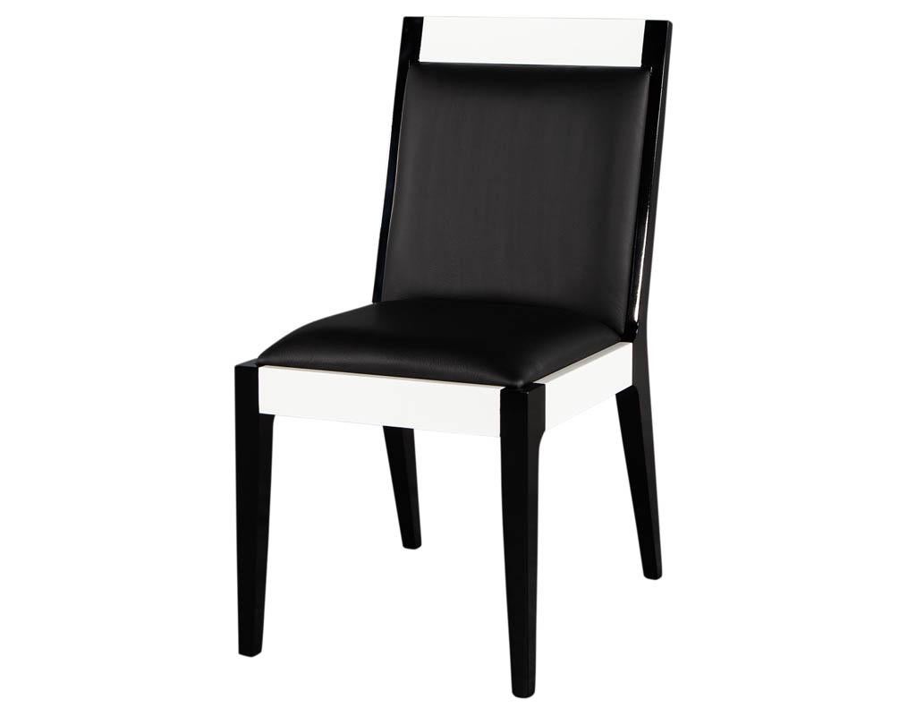 Moderne Ensemble de 6 chaises de salle à manger modernes et personnalisées en cuir noir et blanc par Carrocel en vente