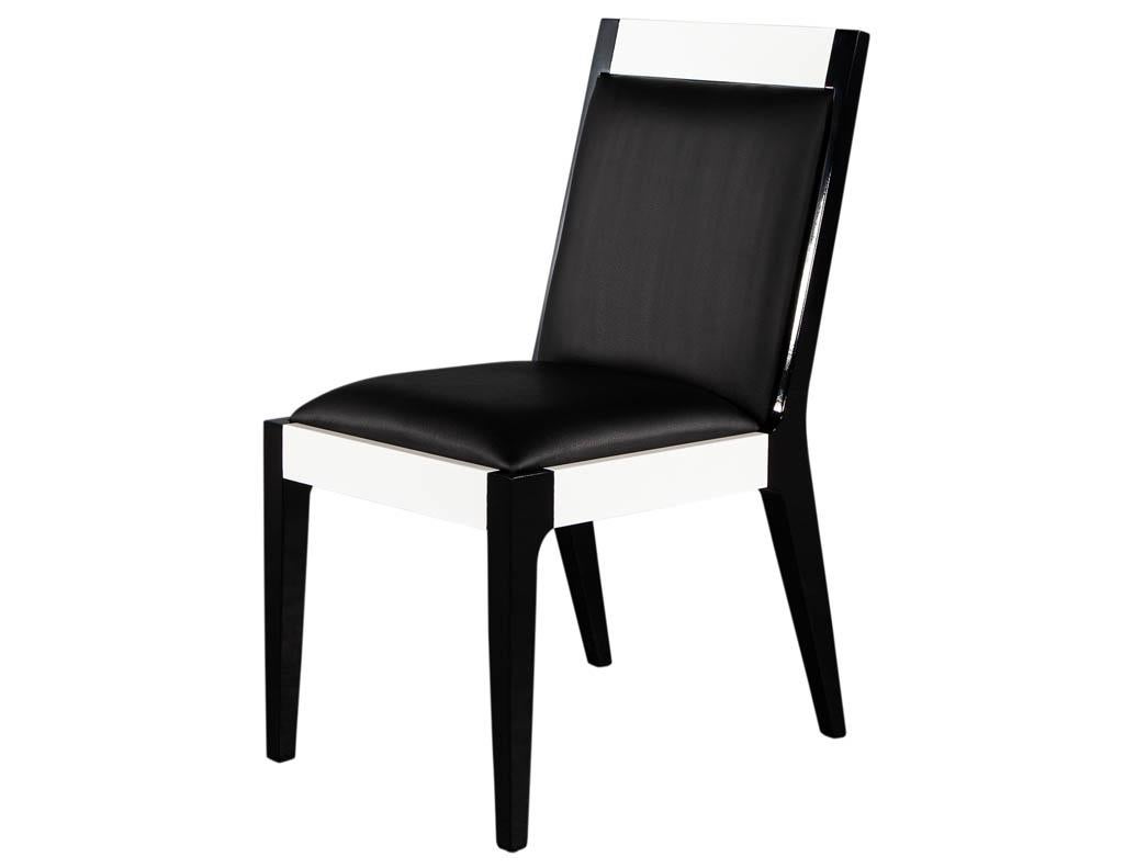 Canadien Ensemble de 6 chaises de salle à manger modernes et personnalisées en cuir noir et blanc par Carrocel en vente
