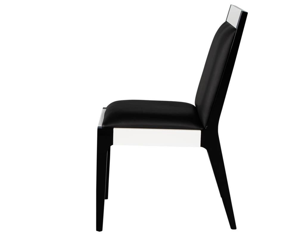 XXIe siècle et contemporain Ensemble de 6 chaises de salle à manger modernes et personnalisées en cuir noir et blanc par Carrocel en vente