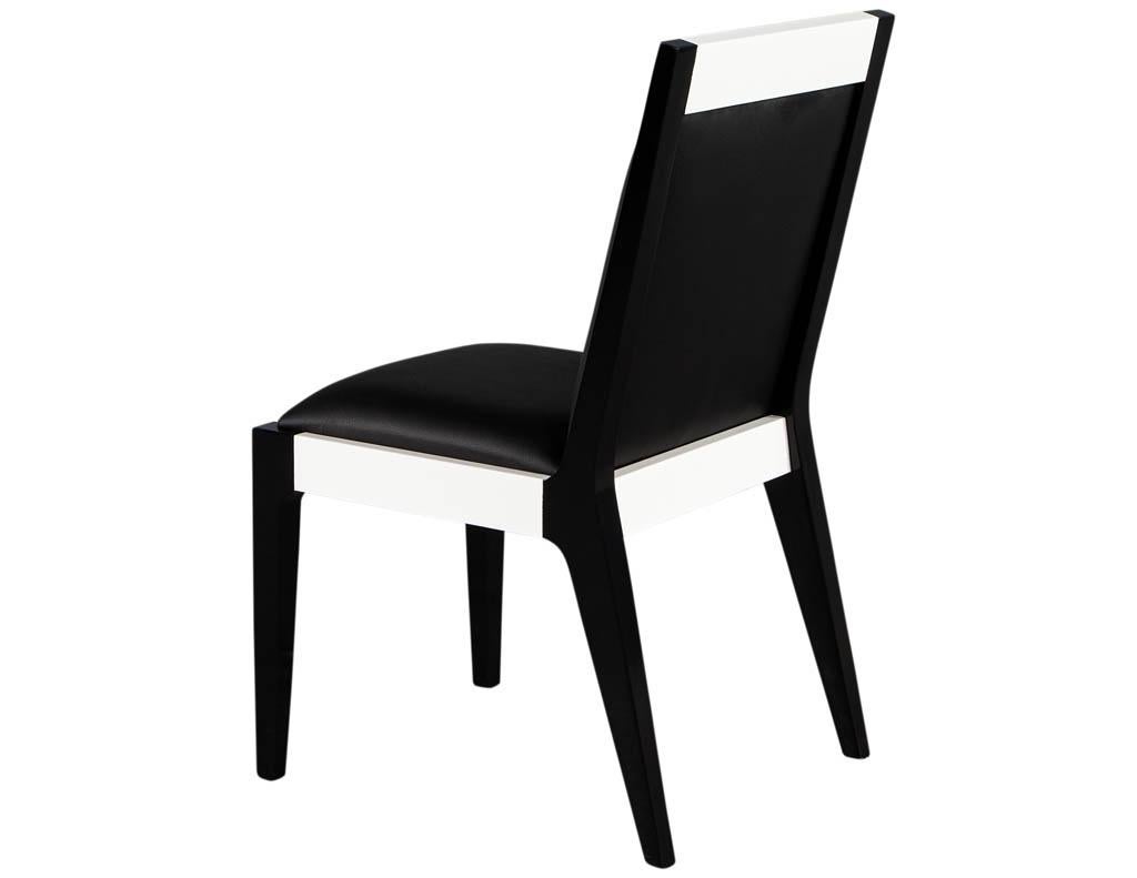 Cuir Ensemble de 6 chaises de salle à manger modernes et personnalisées en cuir noir et blanc par Carrocel en vente