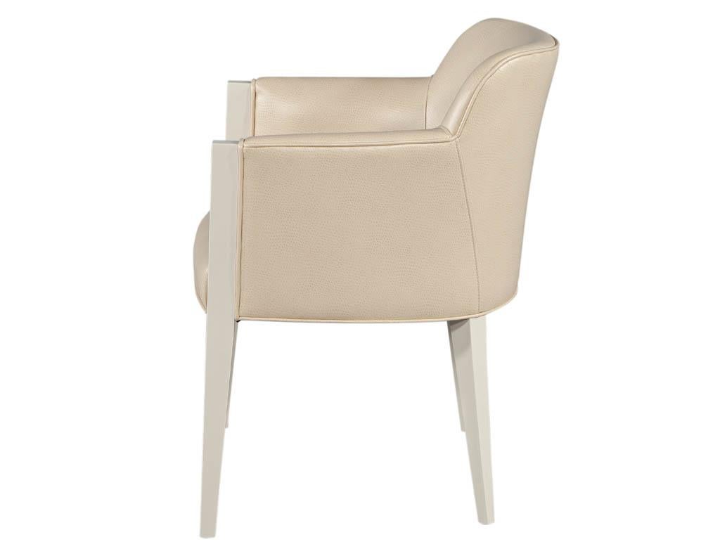 Ensemble de 6 chaises de salle à manger modernes et personnalisées en faux cuir d'autruche couleur crème Excellent état - En vente à North York, ON