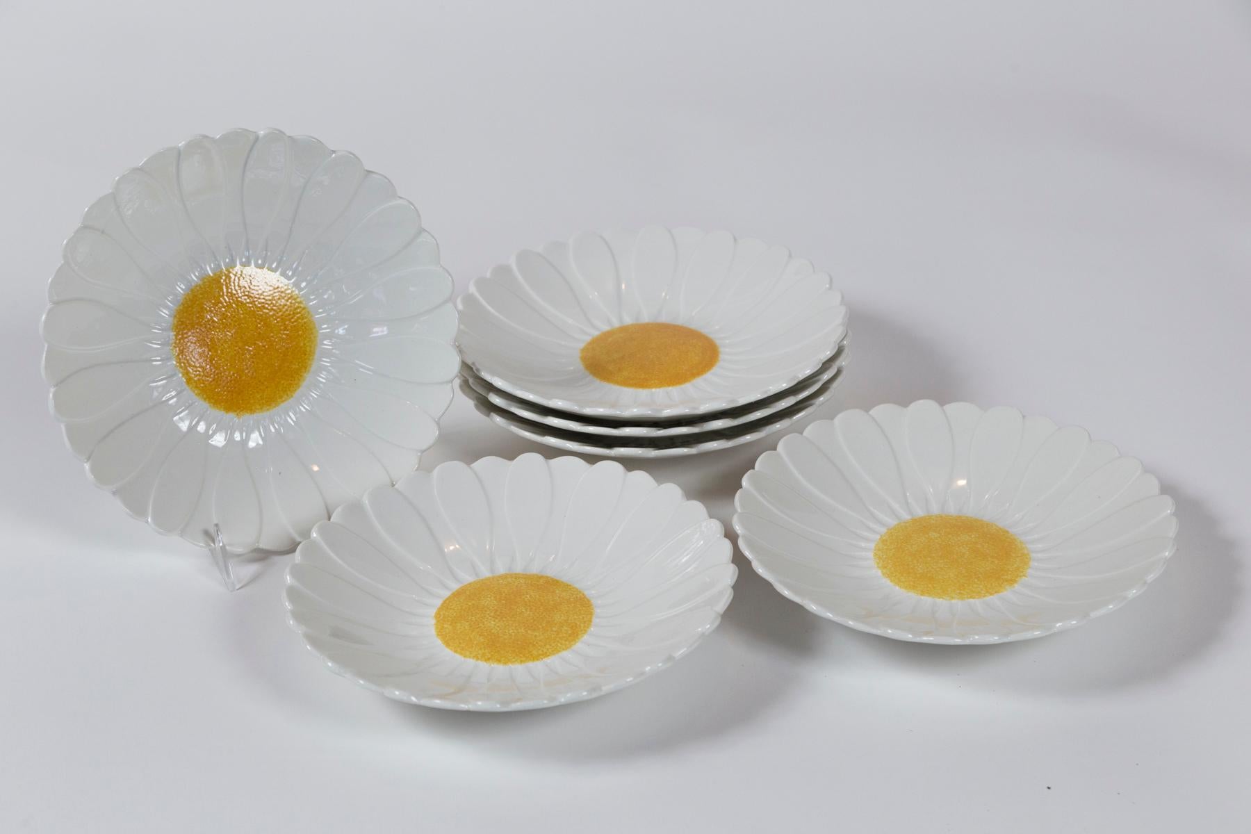 Ensemble de 6 assiettes à marguerite, Gien, France, vers 1950. Assiettes en porcelaine blanche avec un centre jaune vif, évoquant une fleur de marguerite. Estampillé 