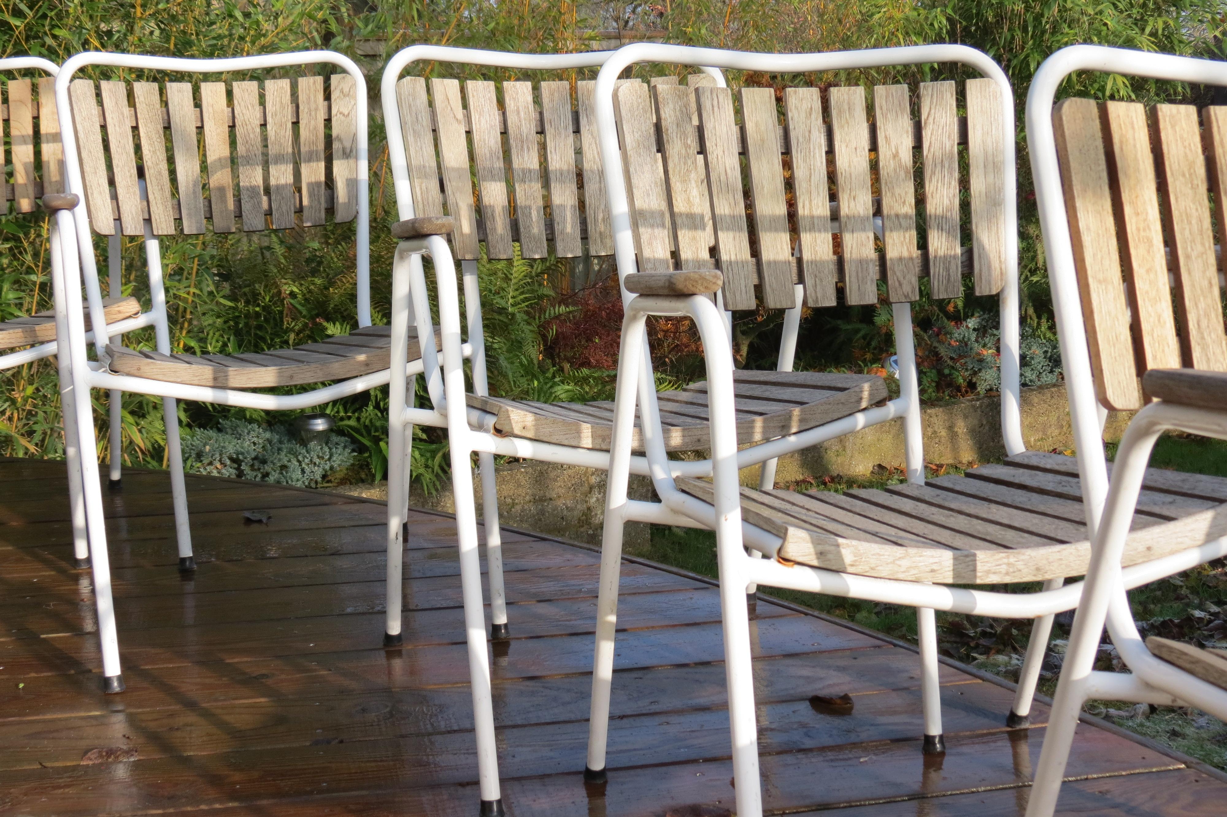 Satz von 6 stapelbaren Gartenstühlen von Daneline, Dänemark. Die Stühle bestehen aus lackierten Stahlrohrrahmen und haben Sitzflächen und Rückenlehnen aus Teakholz mit Lattenrost. Die Stühle sind stapelbar und lassen sich leicht verstauen. Einige