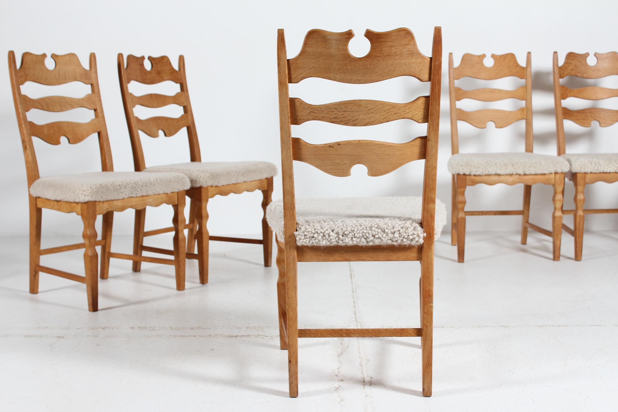Satz von 6 dänischen Henning Kjærnulf Stühlen aus massiver Eiche mit New Sheepskin, 1970er Jahre im Angebot 2
