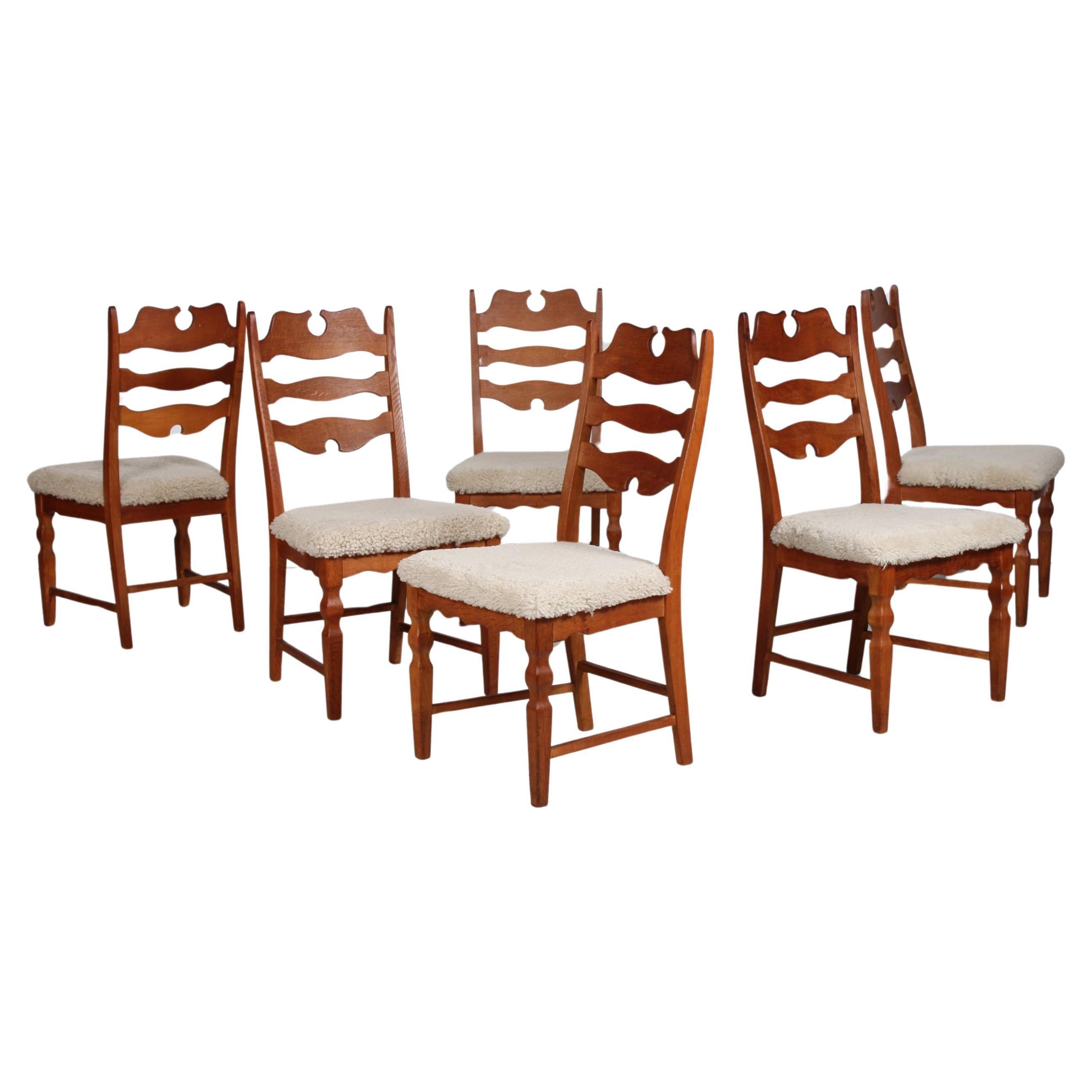 Hier ist ein Satz von 6 dänischen Vintage-Stühlen im tollen Landhausstil. 
Sie wurden von Henning Kjærnulf entworfen und von der dänischen Firma EG Furniture hergestellt.
Die Stühle sind aus massiver Eiche mit hoher Rückenlehne gefertigt. 
Die Sitze