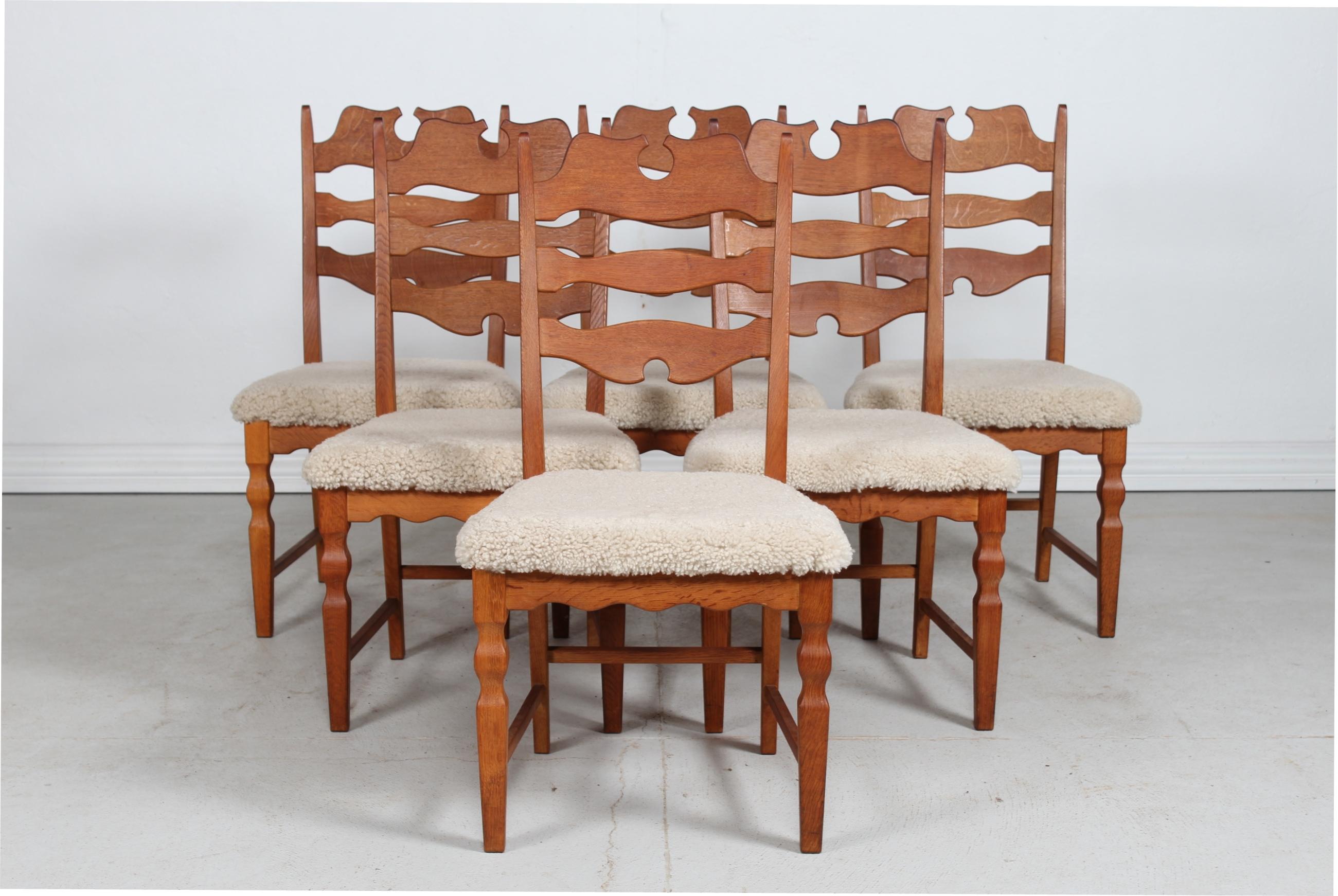 Satz von 6 dänischen Henning Kjærnulf Stühlen aus massiver Eiche mit New Sheepskin, 1970er Jahre (Moderne der Mitte des Jahrhunderts) im Angebot