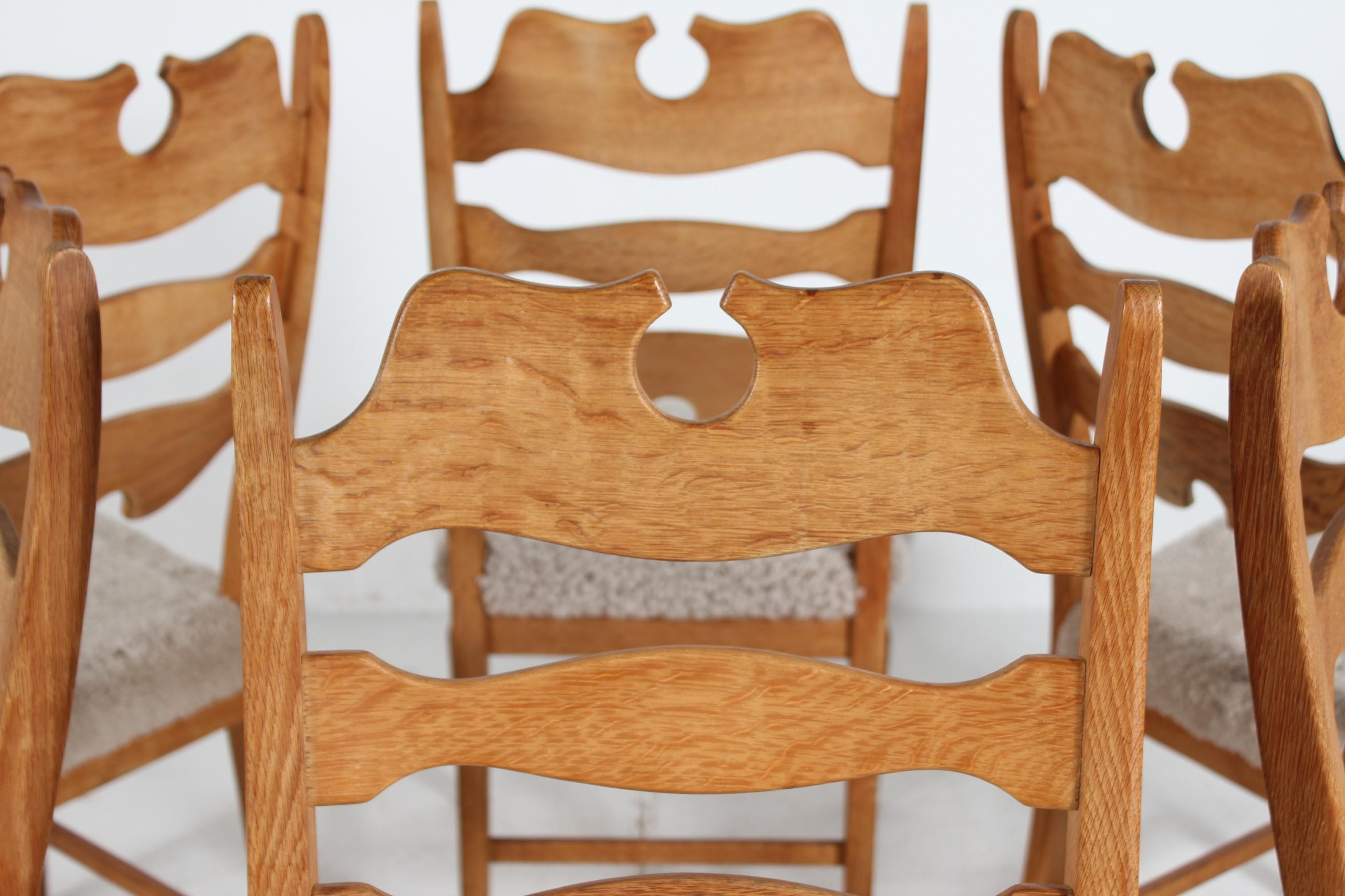 Satz von 6 dänischen Henning Kjærnulf Stühlen aus massiver Eiche mit New Sheepskin, 1970er Jahre (Moderne der Mitte des Jahrhunderts) im Angebot