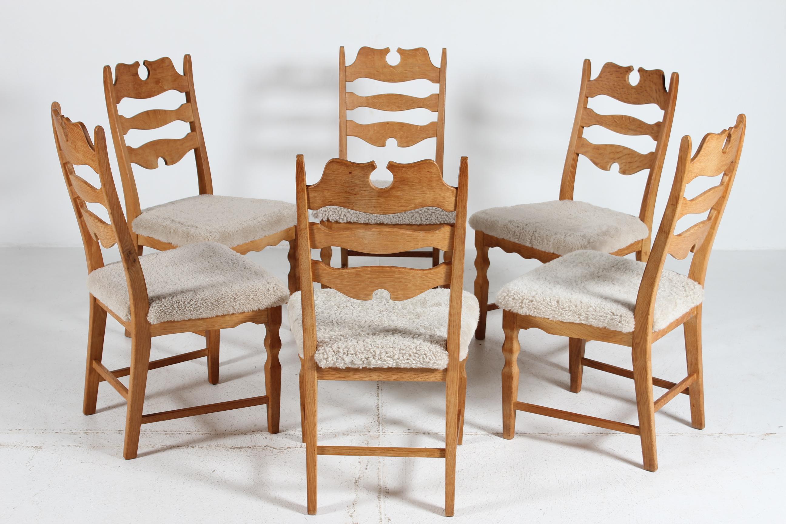Satz von 6 dänischen Henning Kjærnulf Stühlen aus massiver Eiche mit New Sheepskin, 1970er Jahre (Dänisch) im Angebot