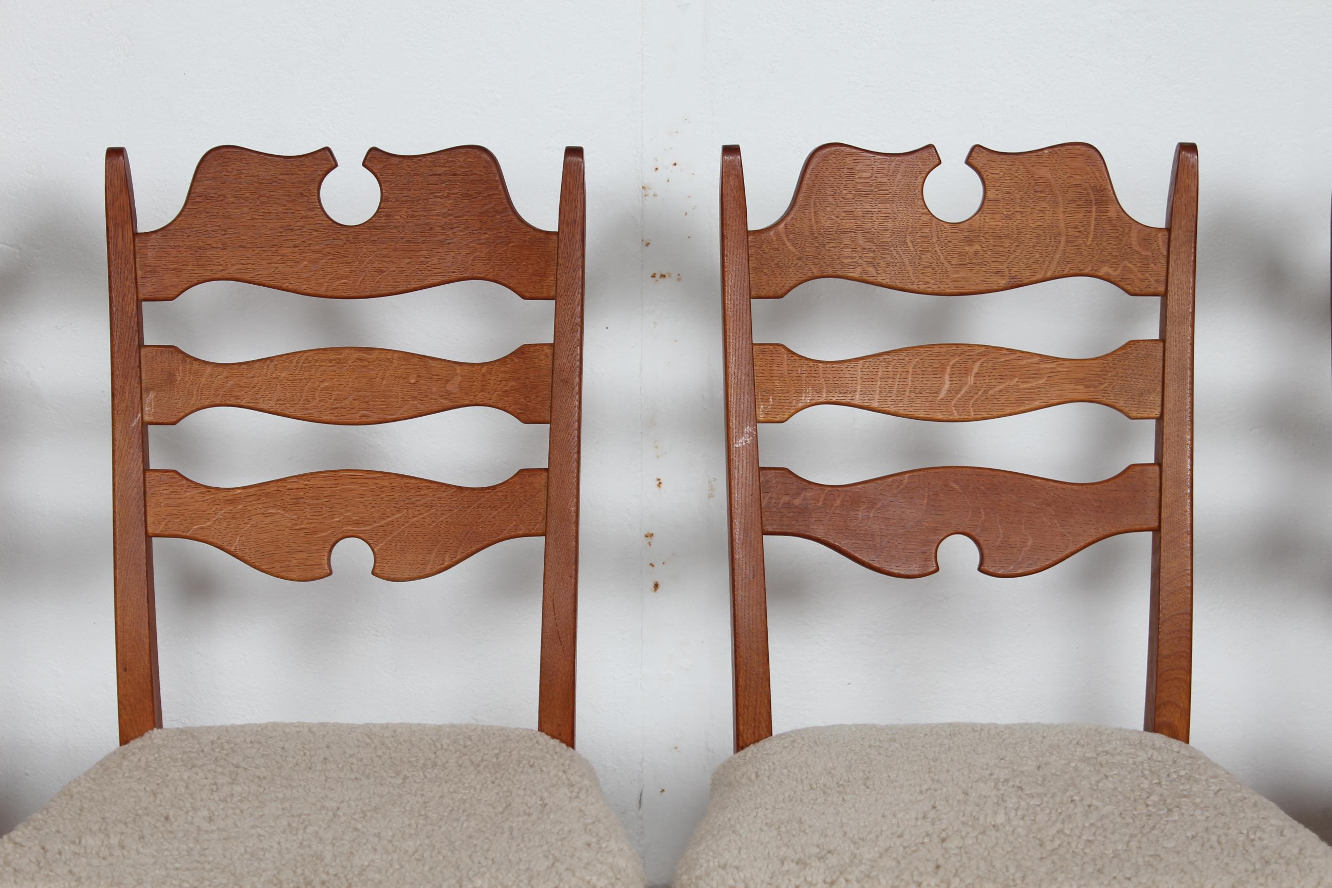 Satz von 6 dänischen Henning Kjærnulf Stühlen aus massiver Eiche mit New Sheepskin, 1970er Jahre (Holzarbeit) im Angebot