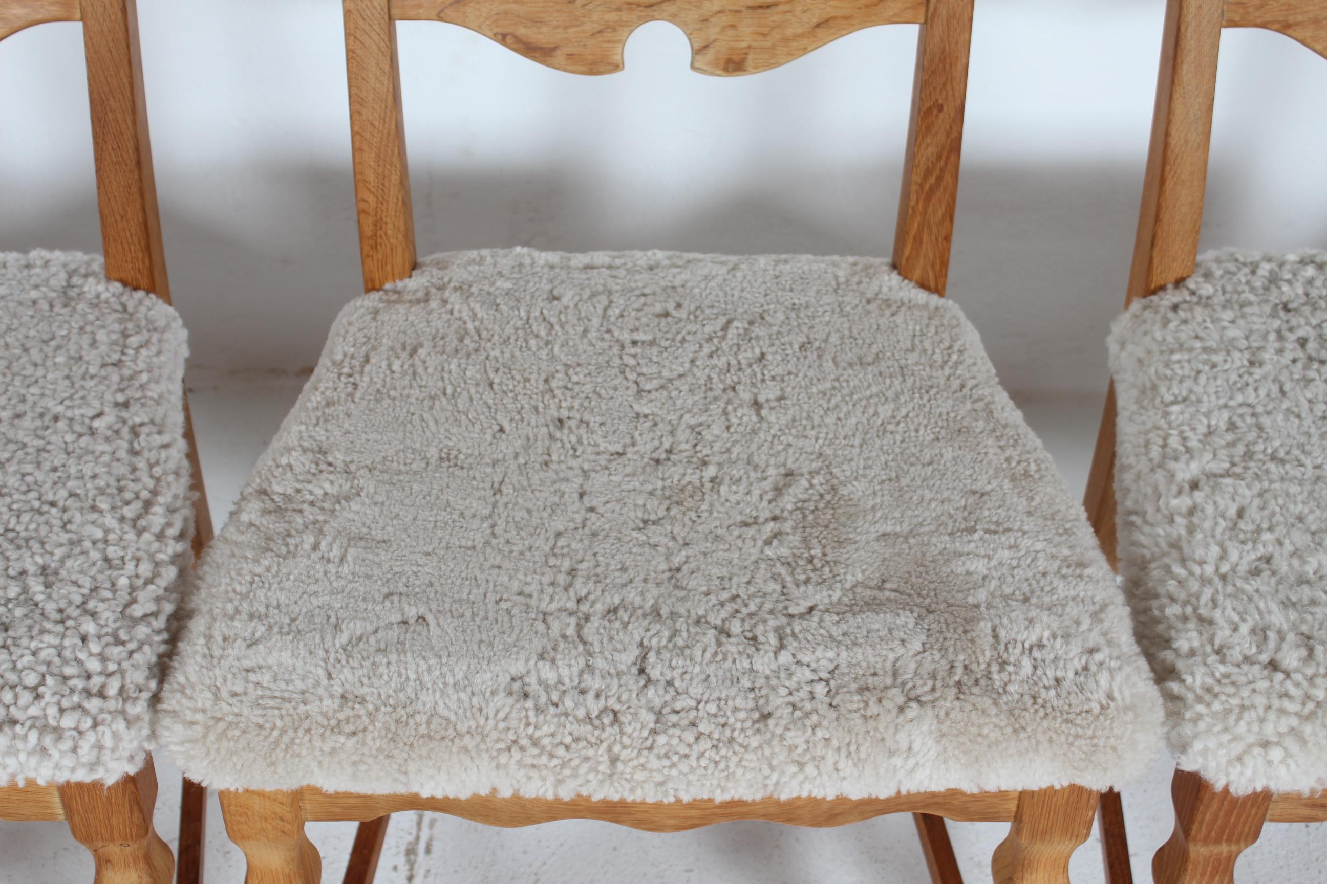 Satz von 6 dänischen Henning Kjærnulf Stühlen aus massiver Eiche mit New Sheepskin, 1970er Jahre im Zustand „Gut“ im Angebot in Silkeborg, Silkeborg