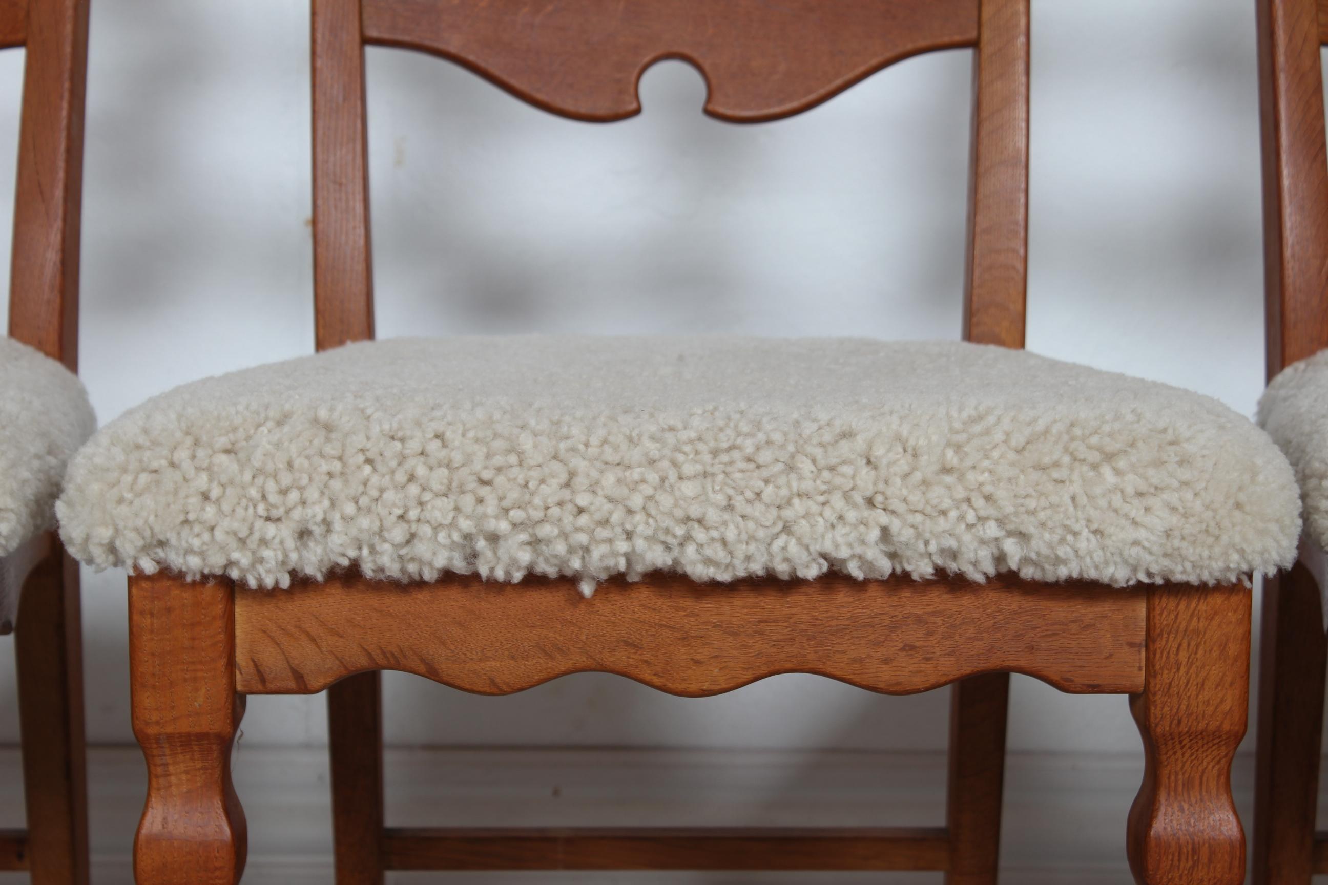 Satz von 6 dänischen Henning Kjærnulf Stühlen aus massiver Eiche mit New Sheepskin, 1970er Jahre (Ende des 20. Jahrhunderts) im Angebot