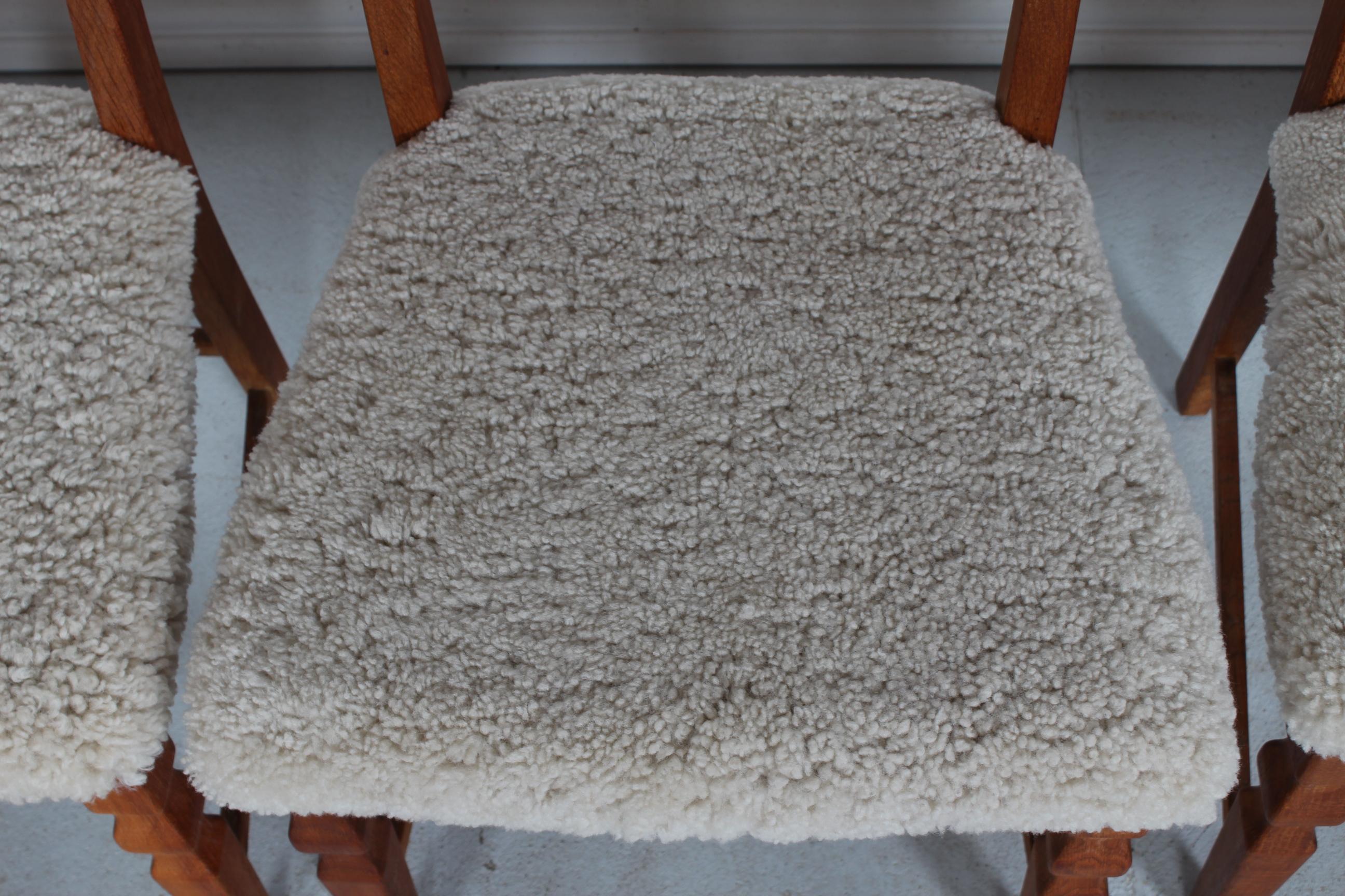 Satz von 6 dänischen Henning Kjærnulf Stühlen aus massiver Eiche mit New Sheepskin, 1970er Jahre (Schaffell und Schafleder) im Angebot