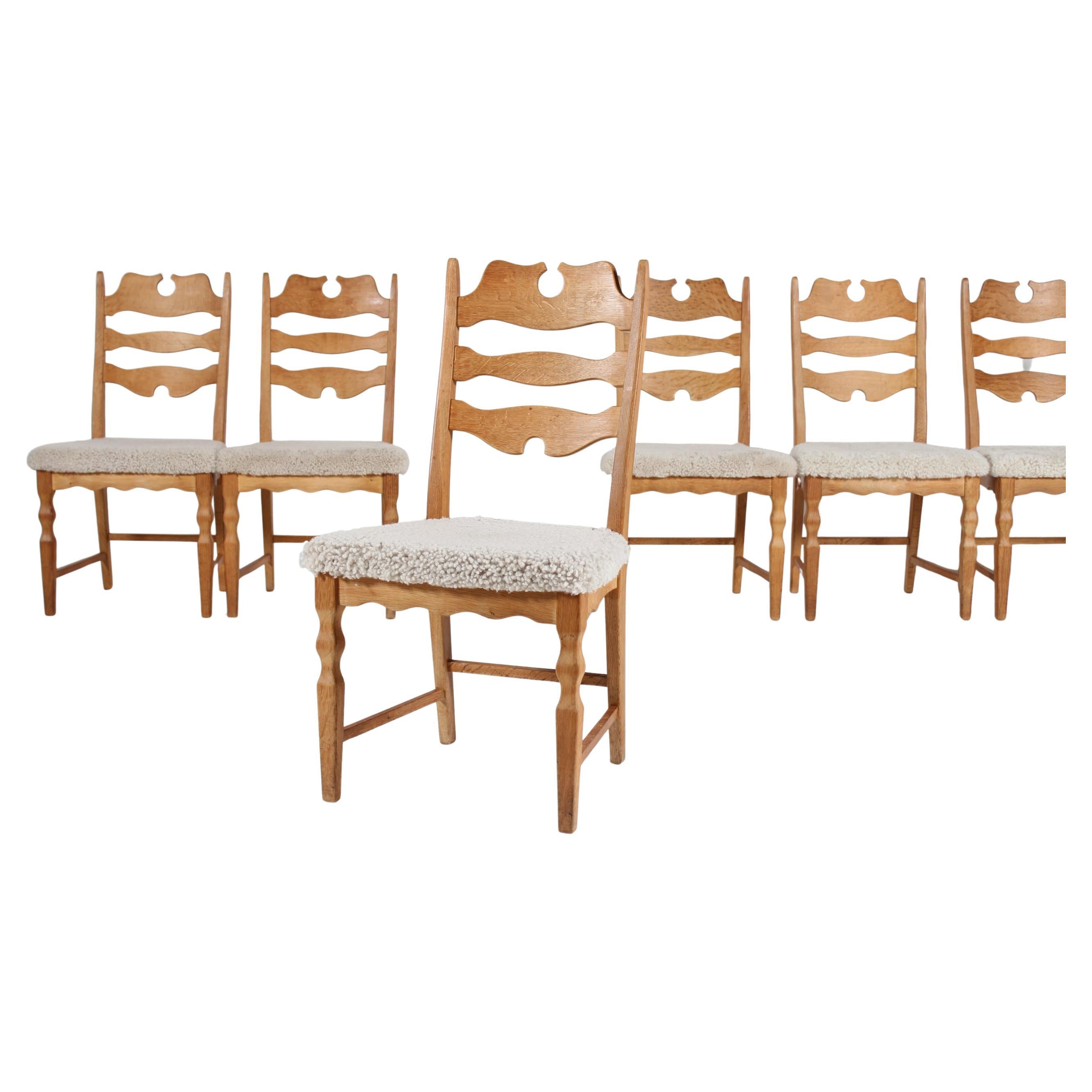 Set di 6 sedie danesi Henning Kjærnulf in Oak massiccio con pelle di pecora nuova, anni
70