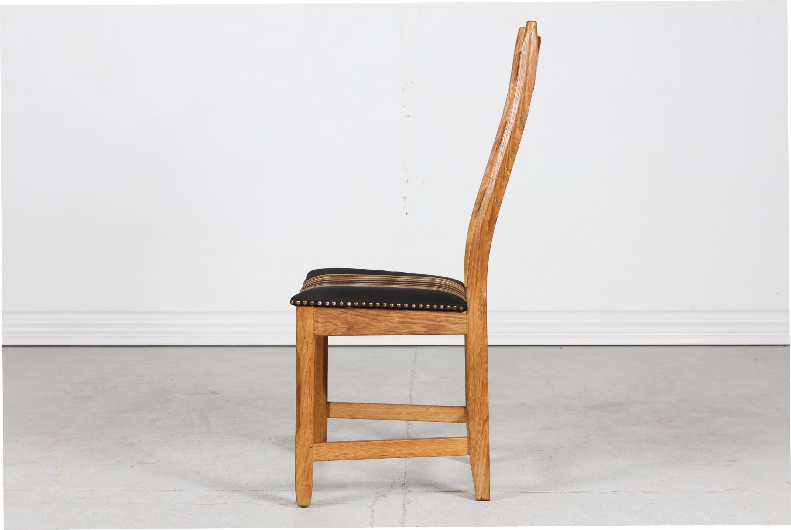 Satz von 6 dänischen Henning Kjærnulf Stühlen aus massivem Eichenholz mit Originalwolle, 1970er Jahre (Holzarbeit) im Angebot