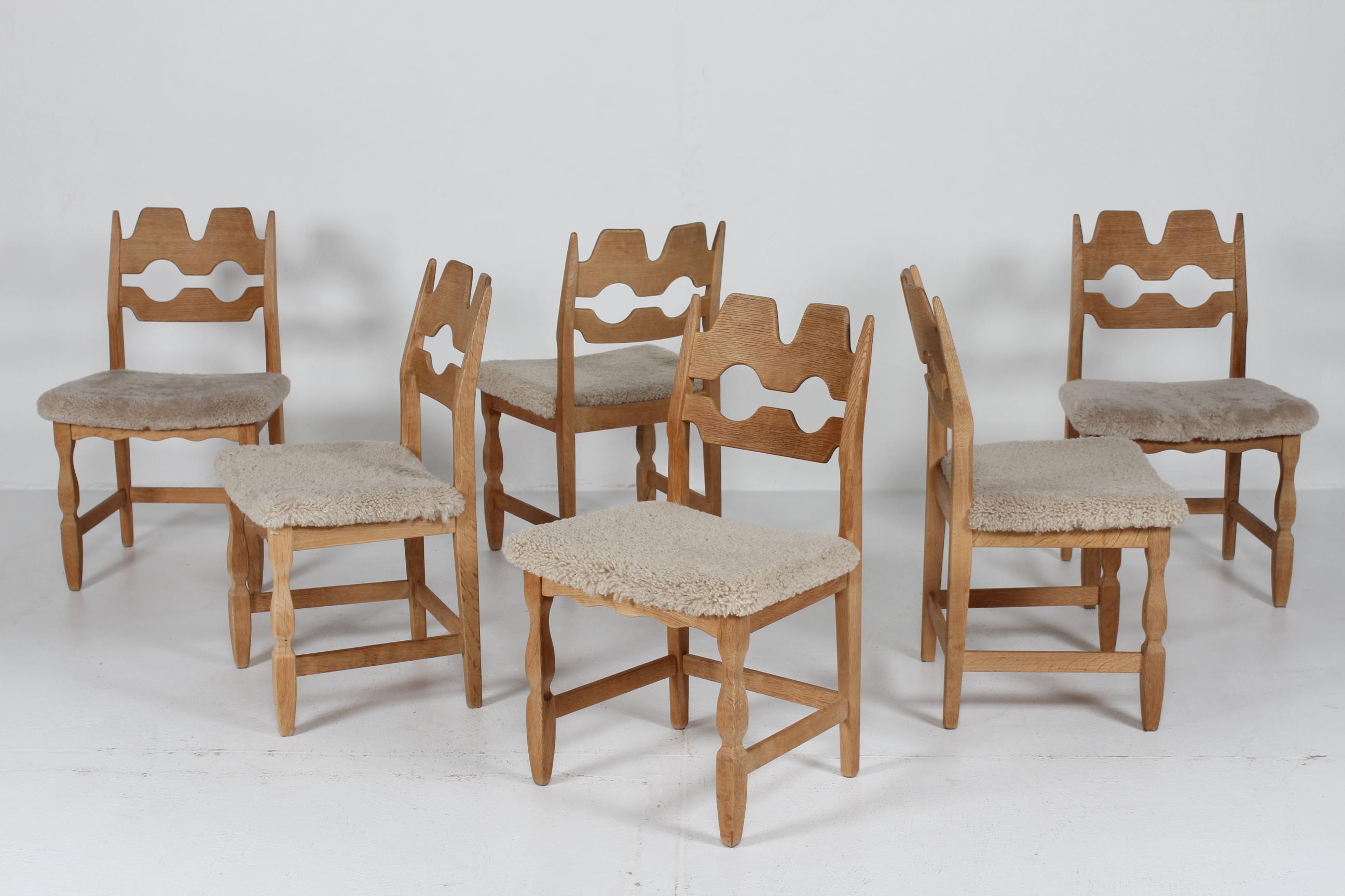 Juego de 6 sillas danesas Henning Kjærnulf de roble + piel de oveja nueva años 70 en venta 2