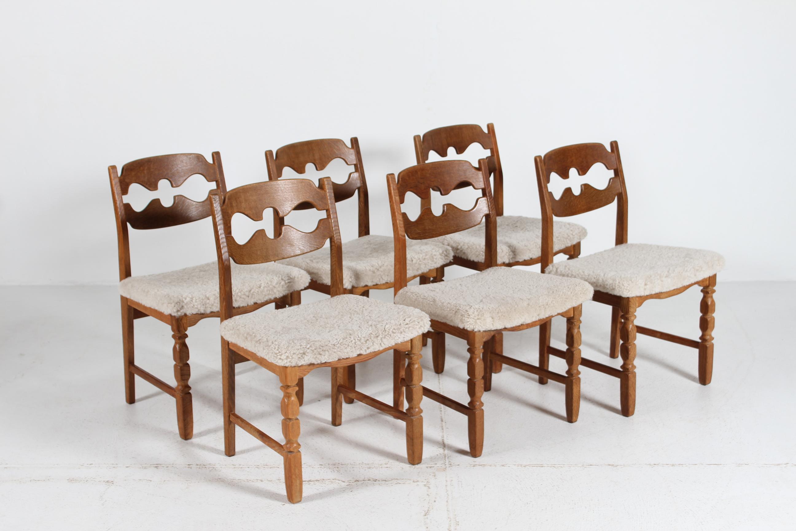 Hier ist ein Satz von 6 dänischen Vintage-Rasierklingenstühlen im tollen Landhausstil. 
Sie wurden von Henning Kjærnulf entworfen und von der dänischen Firma Nyrup Møbelfabrik/ EG Furniture hergestellt.
Die Stühle sind aus massivem Eichenholz in