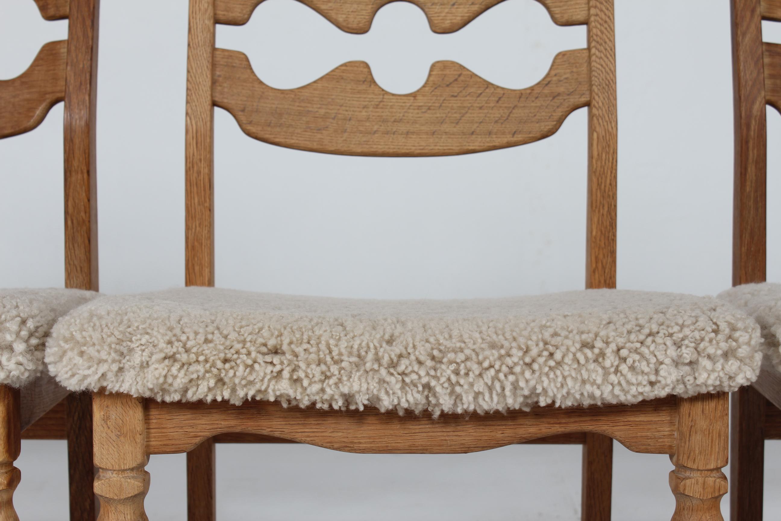 Set of 6 Danish Henning Kjærnulf Razor Blade Chairs of Oak + New Sheepskin 1970s In Good Condition In Silkeborg, Silkeborg