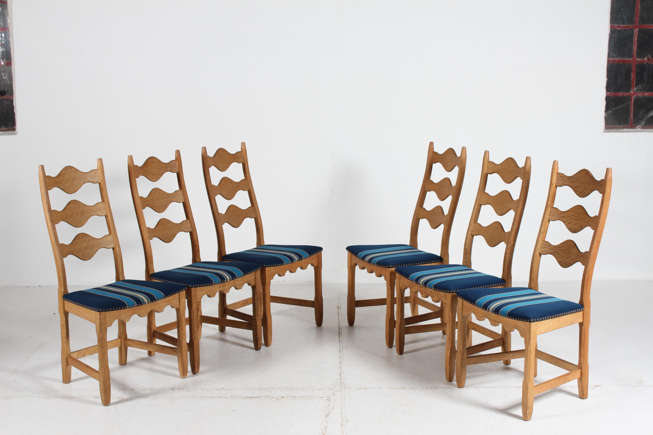 Hier ist eine Reihe von 6 dänischen Vintage hohe Rückenlehne Rasierklinge Stühle in großen Landhausstil. 
Sie wurden von Henning Kjærnulf entworfen und von der dänischen Firma Nyrup Møbelfabrik/ EG Furniture hergestellt.
Die Stühle sind aus massivem