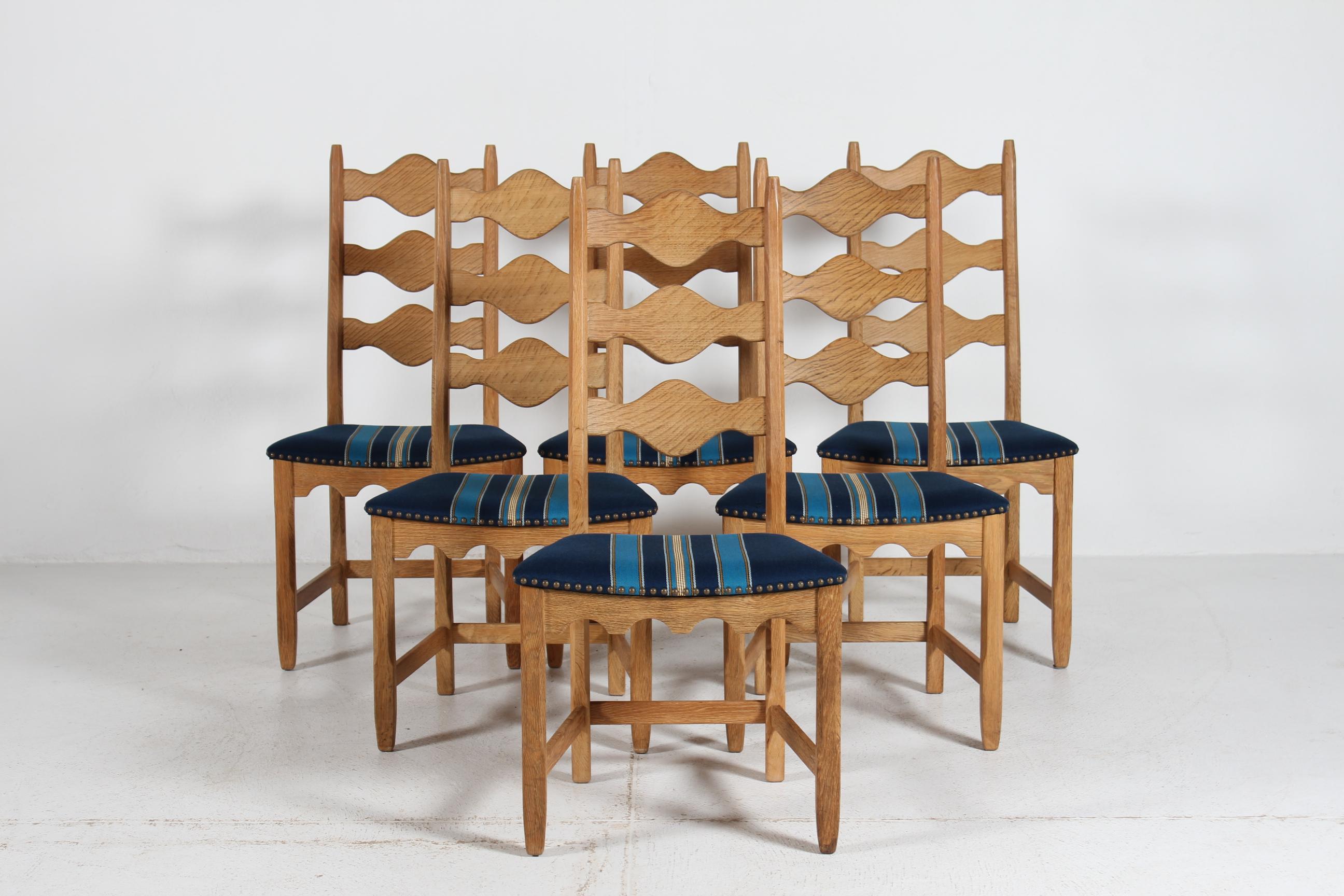 Satz von 6 dänischen Henning Kjærnulf Rasierklingenstühlen aus Eiche + Originalwolle 1970er (Dänisch) im Angebot