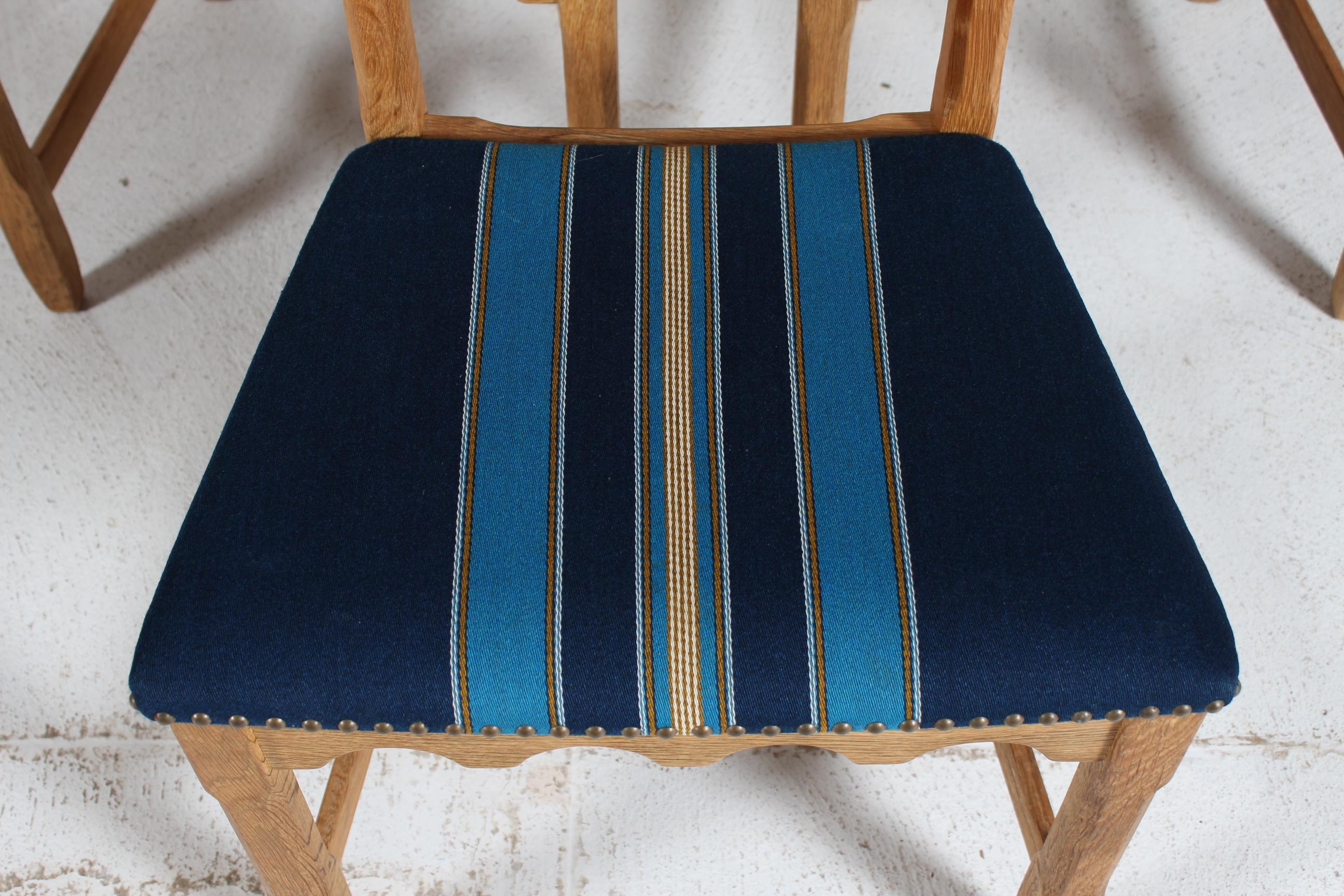 Satz von 6 dänischen Henning Kjærnulf Rasierklingenstühlen aus Eiche + Originalwolle 1970er (Wolle) im Angebot