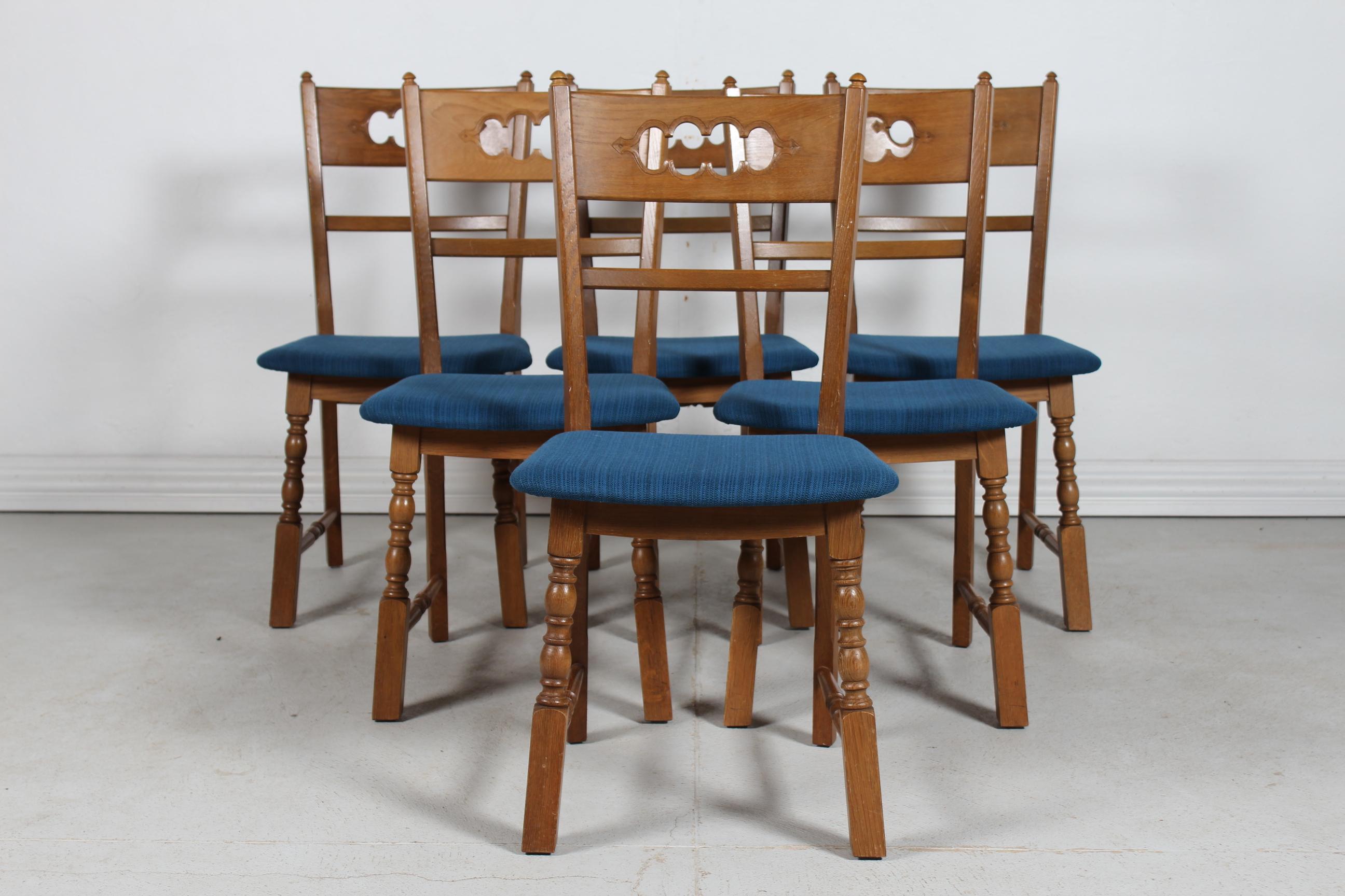 Voici un ensemble de 6 chaises de salle à manger vintage danoises dans le style des designers Henning Kjærnulf et Axel Einar Hjorth.

Les chaises sont en chêne de couleur brun-noisette avec des sièges en tissu bleu.

La fine surface naturelle et la