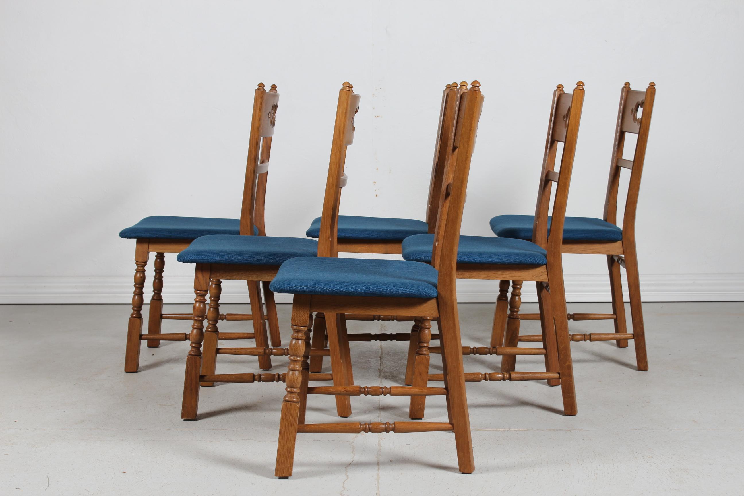 Mid-Century Modern Ensemble de 6 chaises de salle à manger danoises de style Henning Kjærnulf en Oak foncé, années 1970 en vente