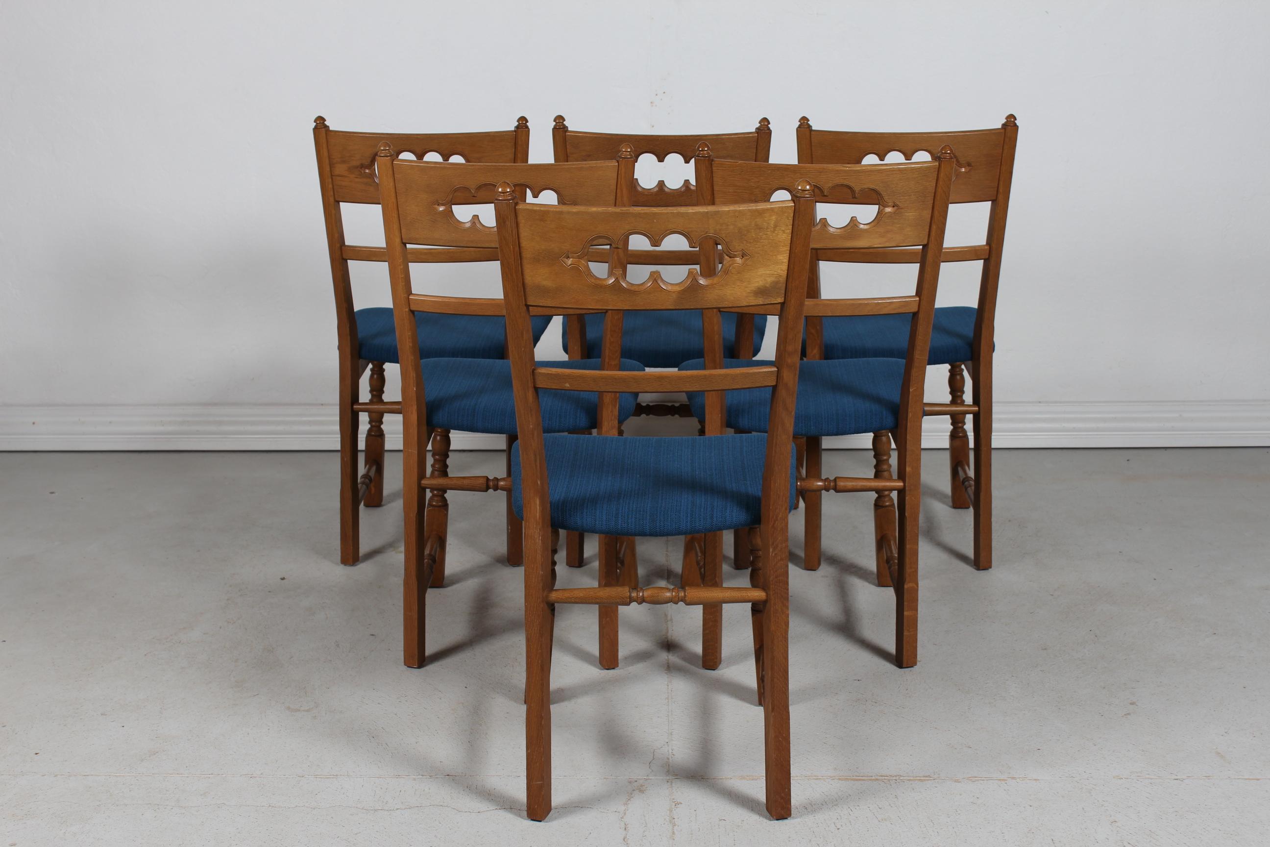 Danois Ensemble de 6 chaises de salle à manger danoises de style Henning Kjærnulf en Oak foncé, années 1970 en vente