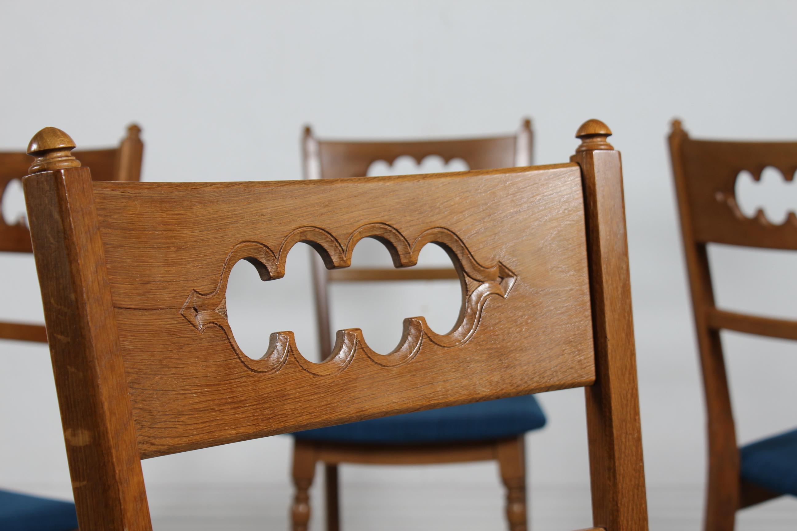 Travail du bois Ensemble de 6 chaises de salle à manger danoises de style Henning Kjærnulf en Oak foncé, années 1970 en vente