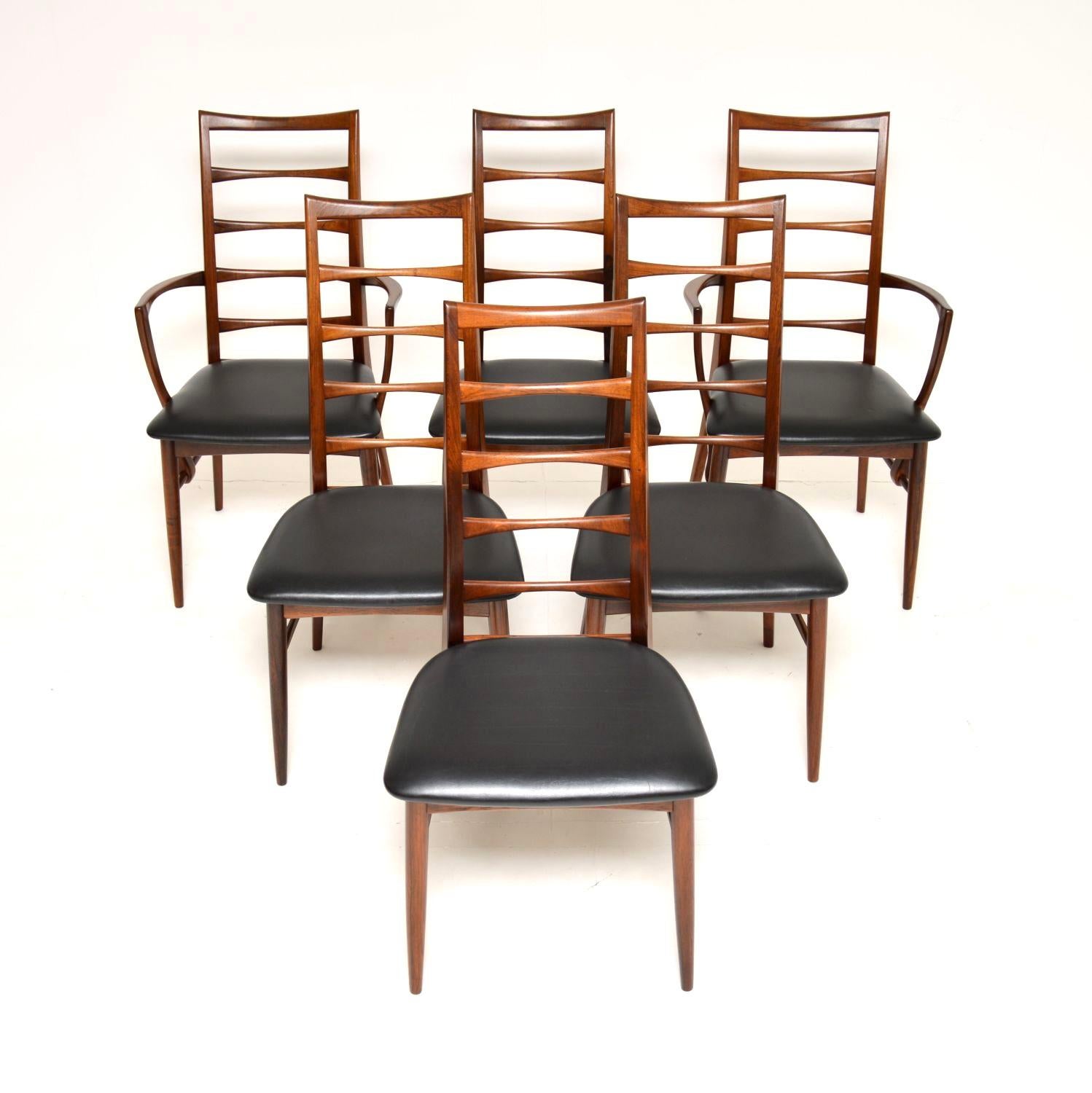 Ein äußerst stilvolles und sehr seltenes Set von sechs dänischen Esszimmerstühlen. Sie wurden von Niels Koefoed entworfen und in den 1960er Jahren in Dänemark von Koefoed Hornslet hergestellt. Dieses Modell wird als 