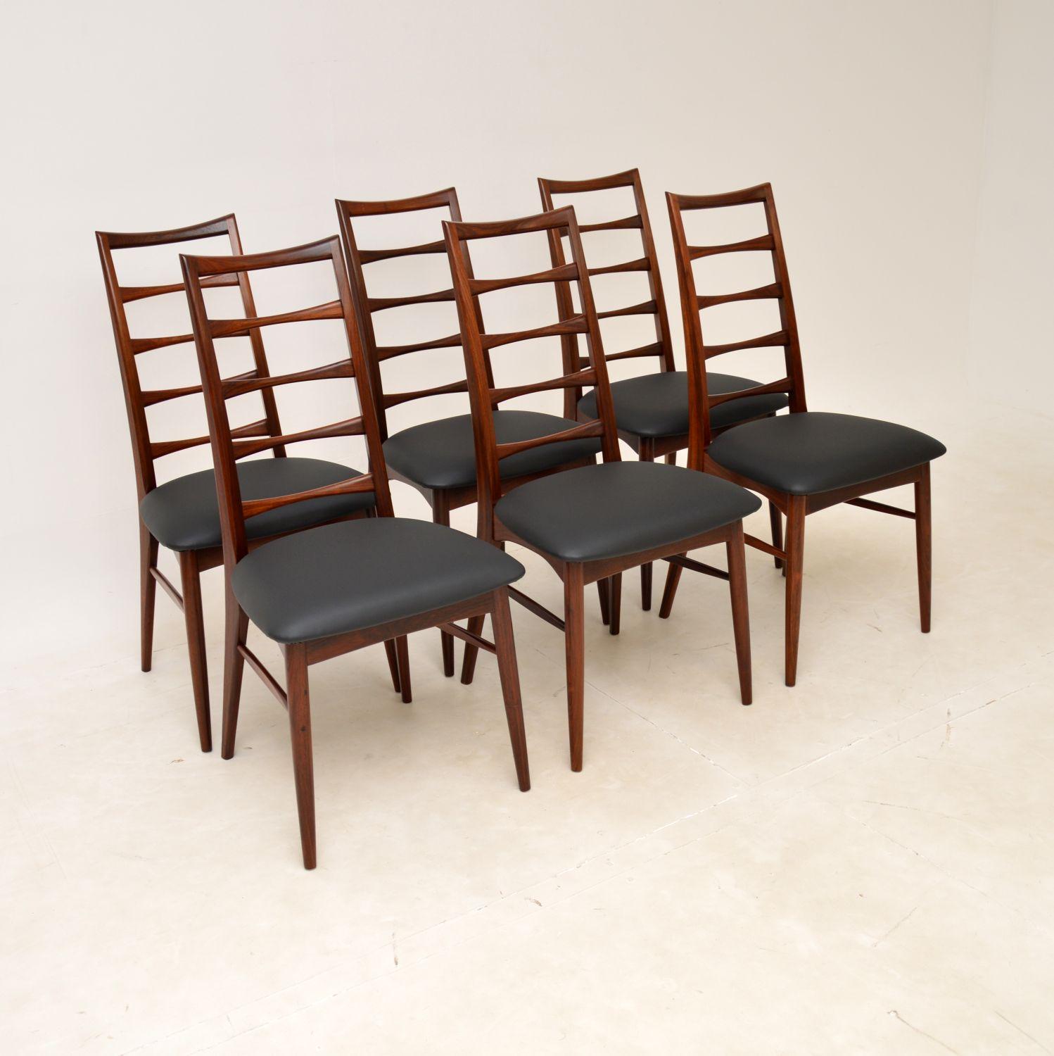 Ein äußerst stilvolles und seltenes Set von sechs dänischen Esszimmerstühlen. Sie wurden von Niels Koefoed entworfen und in den 1960er Jahren in Dänemark von Koefoed Hornslet hergestellt. Dieses Modell wird als 