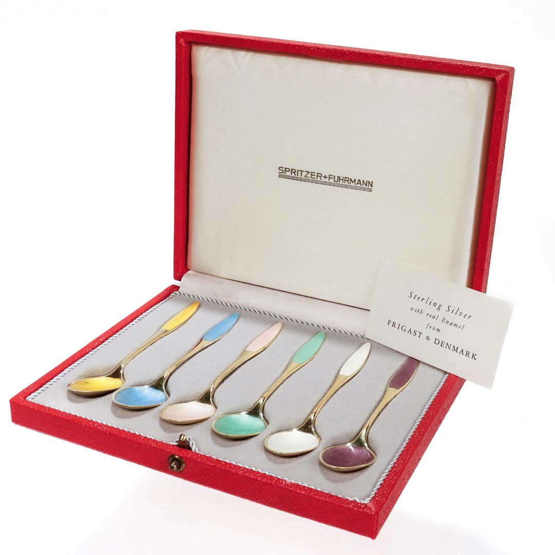 Ein feiner Satz dänischer Moderner Demitasse-Löffel.

Von Frigast.

Aus Sterlingsilber mit emaillierten Henkeln und Schalen und insgesamt goldfarbener Oberfläche.

Zusammen mit der Original-Händlerbox von Spritzer & Furhman.

Auf der Rückseite