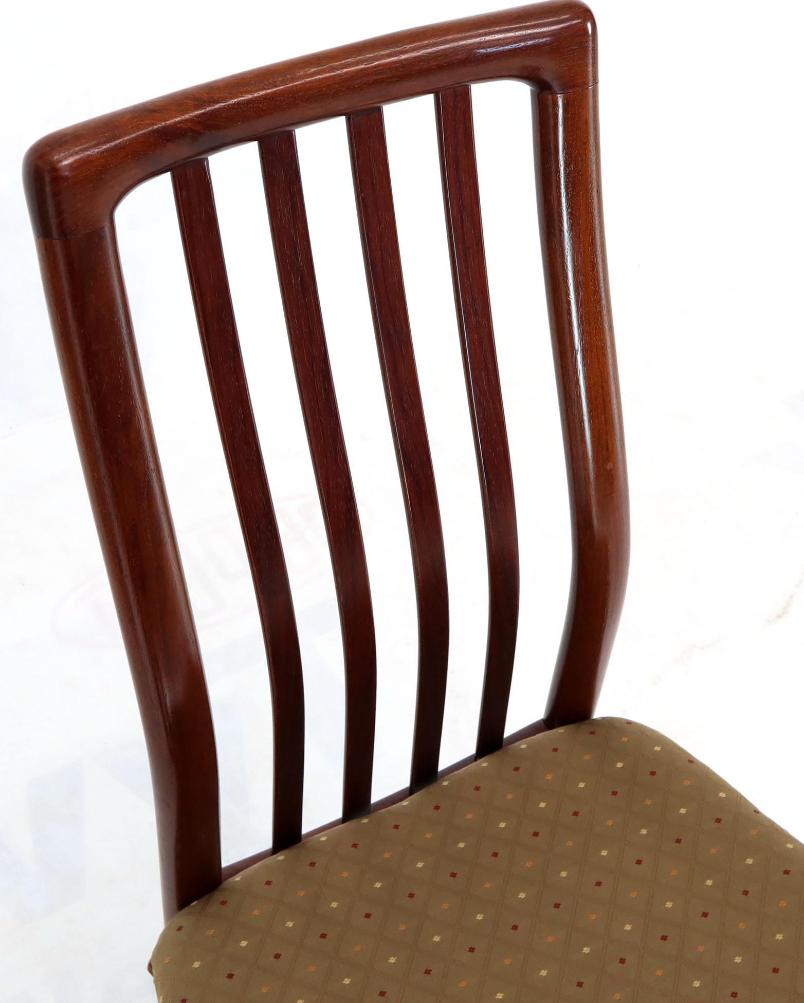 Set of 6 Danish Mid-Century Modern Rosewood Dining Chairs Two Armchairs In Good Condition In Rockaway, NJ