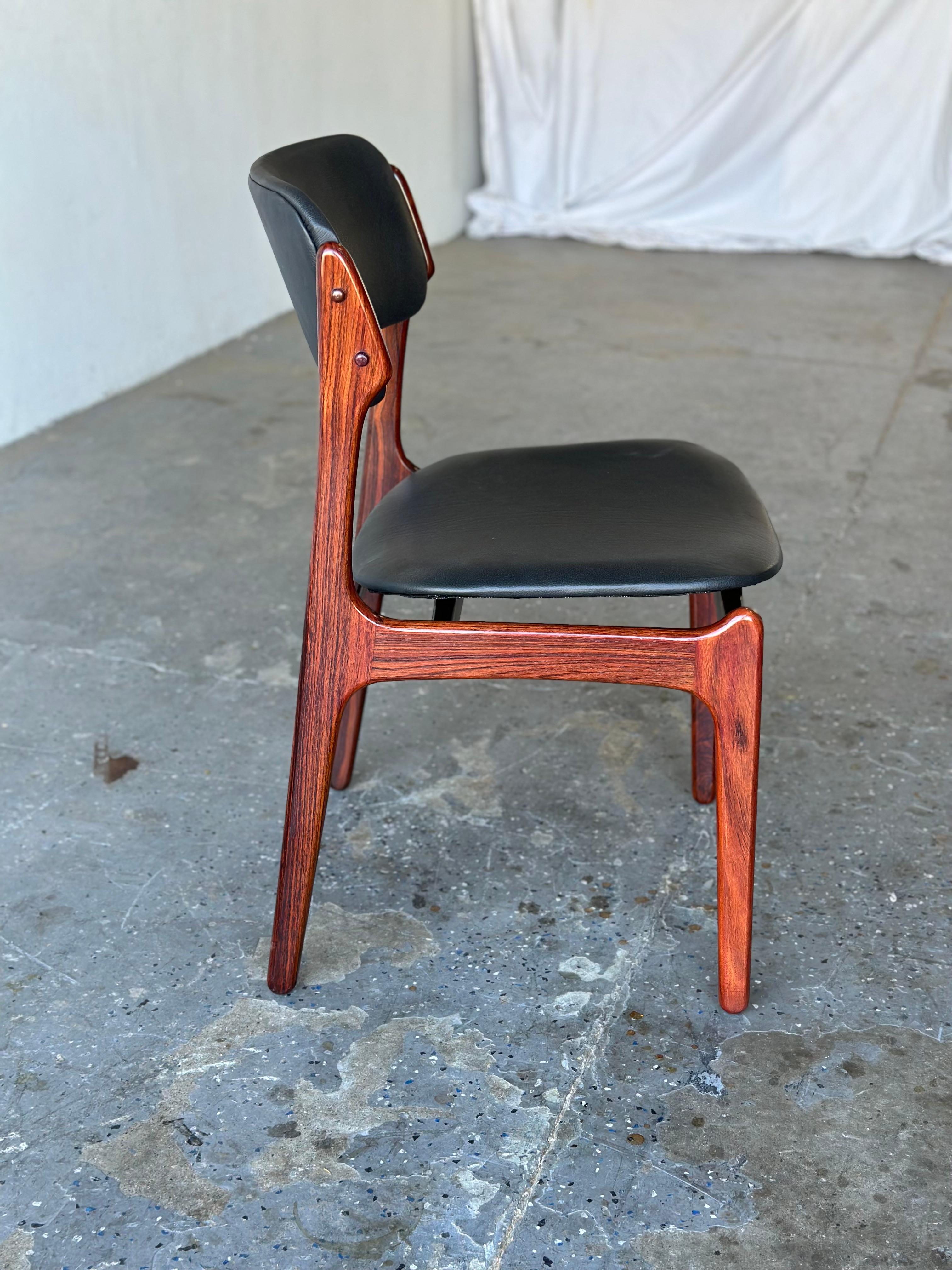 Set di  6  Sedie da pranzo moderne danesi Model 49 in pelle e palissandro di Erik Buch in vendita 2