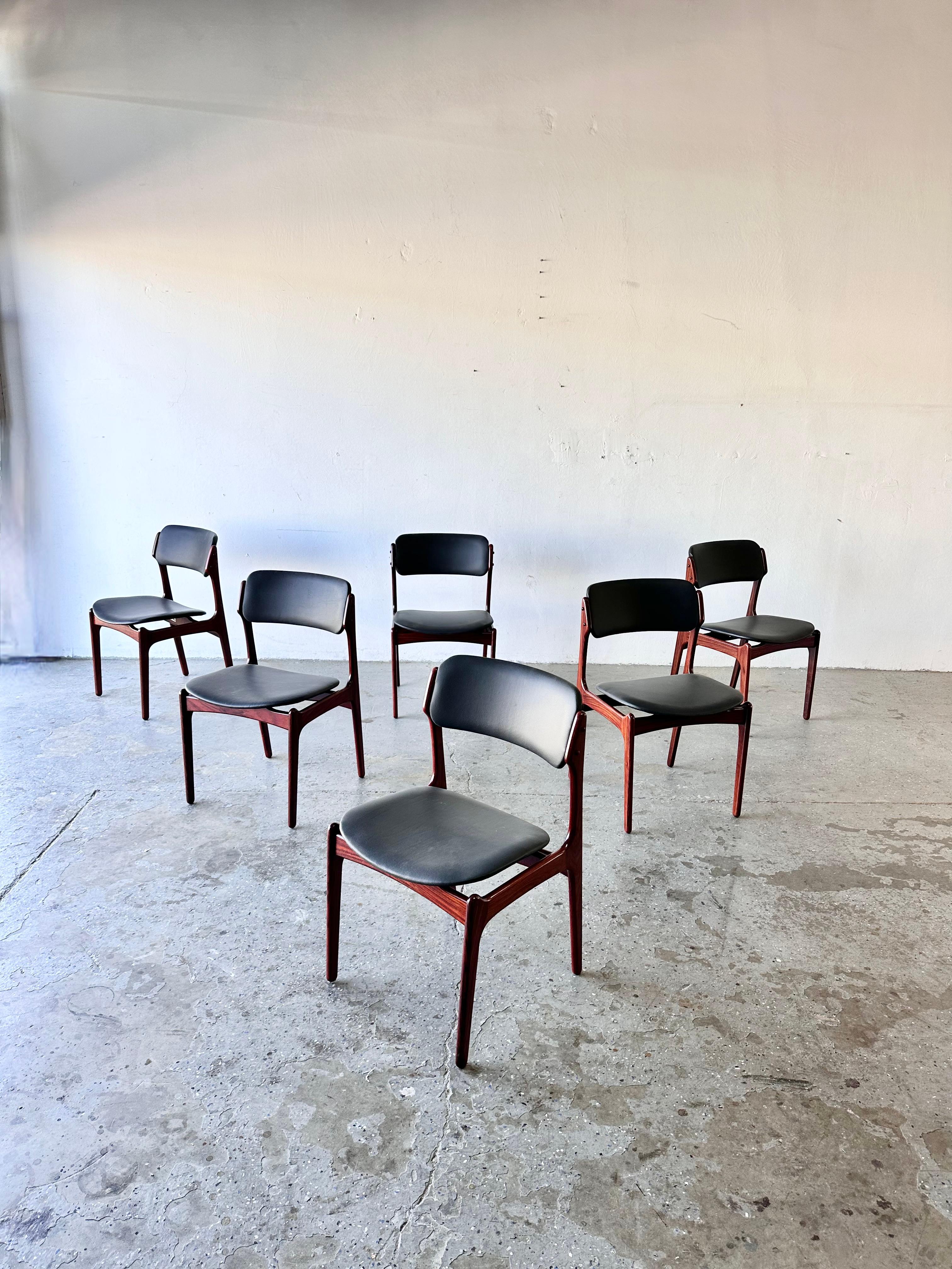 Set of  6 Model 49 Rosewood Dining Chairs by Erik Buch for Oddense Maskinsnedkeri / O.D. Møbler
This set of six dining room chairs in rosewood and black leather was designed by Erik Buch and made by Odense Mobelfabriek in the 1960s. Chairs have been