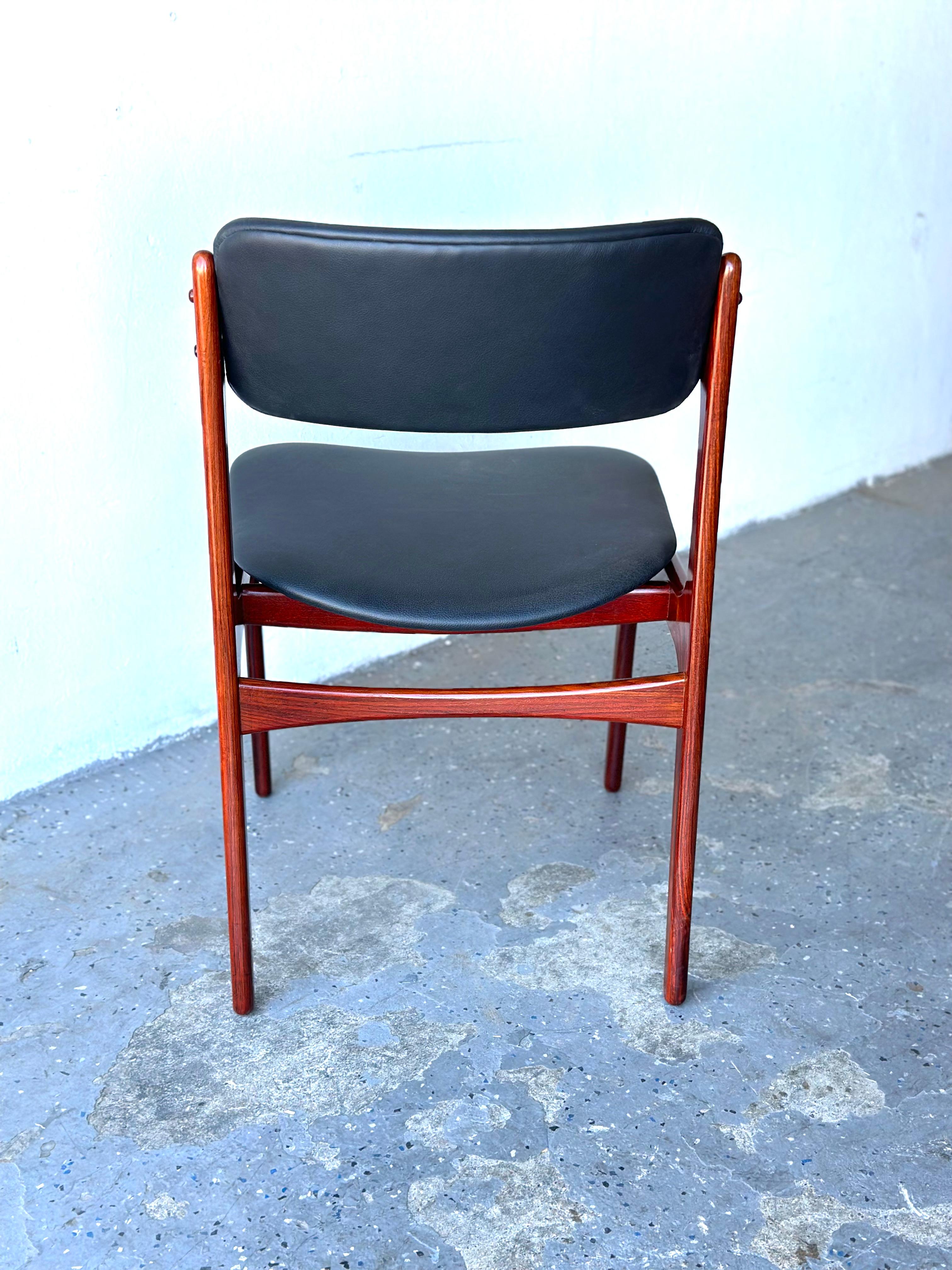 Fine XX secolo Set di 6 sedie da pranzo moderne danesi Model 49 in pelle e palissandro di Erik Buch in vendita
