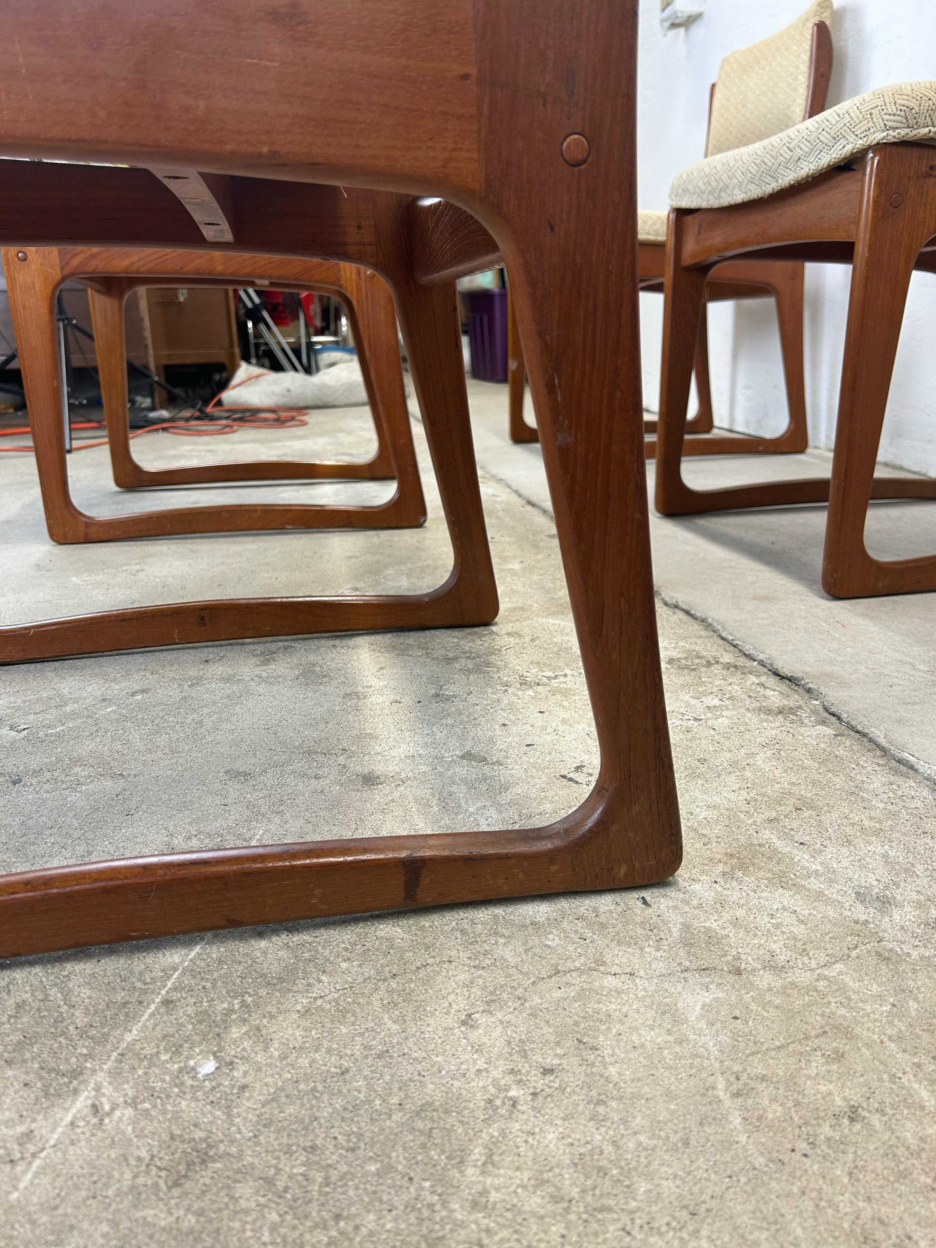 Ensemble de 6 chaises de salle à manger danoises en teck moderne avec pieds en traîneau en vente 6
