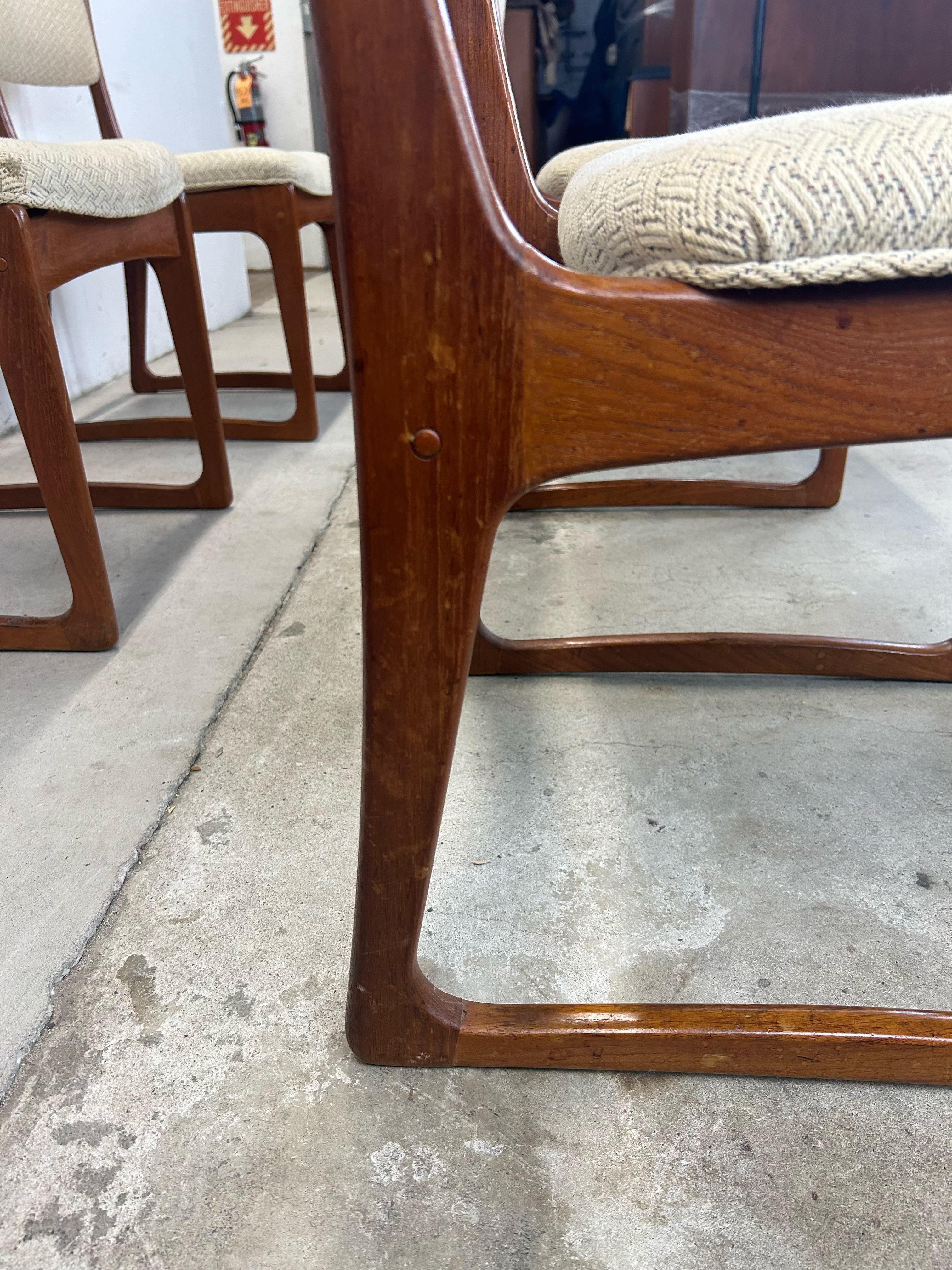 Ensemble de 6 chaises de salle à manger danoises en teck moderne avec pieds en traîneau en vente 9