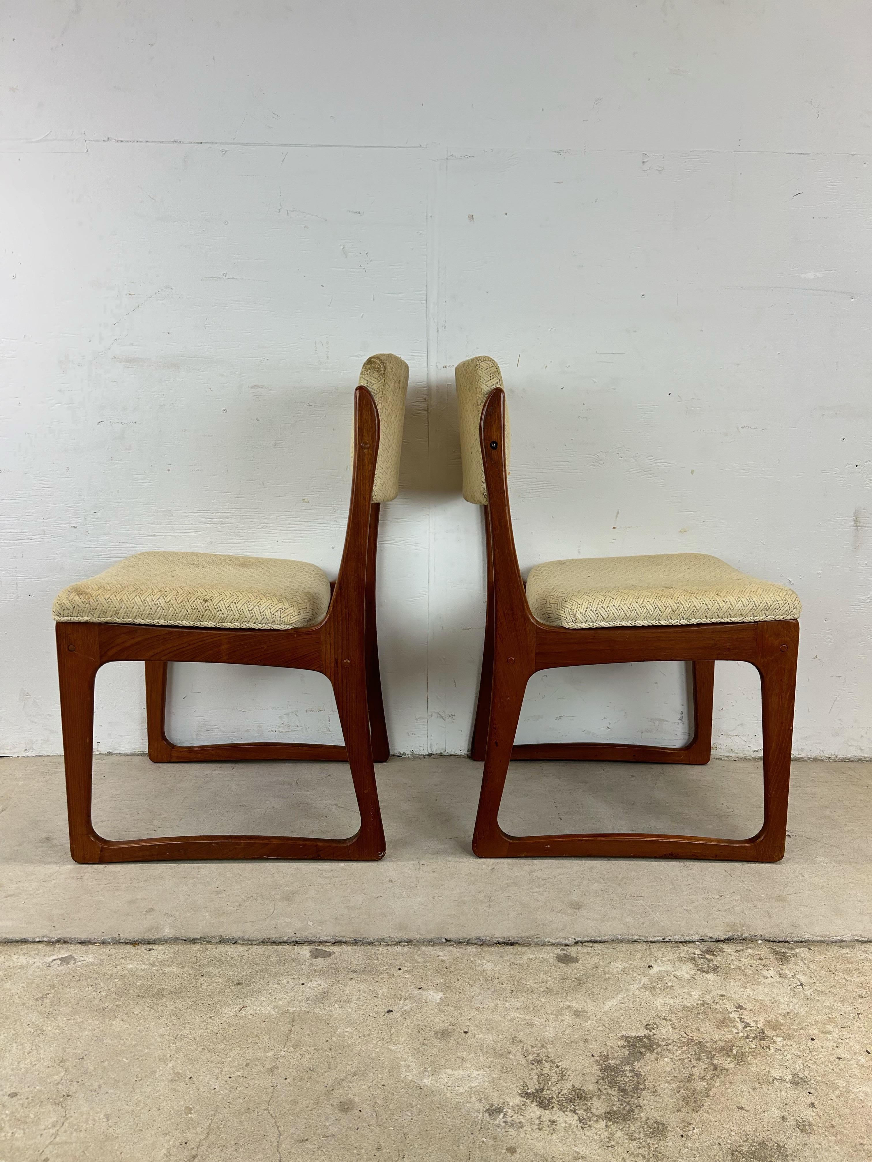 Cet ensemble de six chaises de salle à manger danoises modernes se caractérise par une construction en teck massif avec une finition d'origine, un design unique des pieds en luge et un rembourrage vintage sur l'assise et le dossier.

Dimensions :