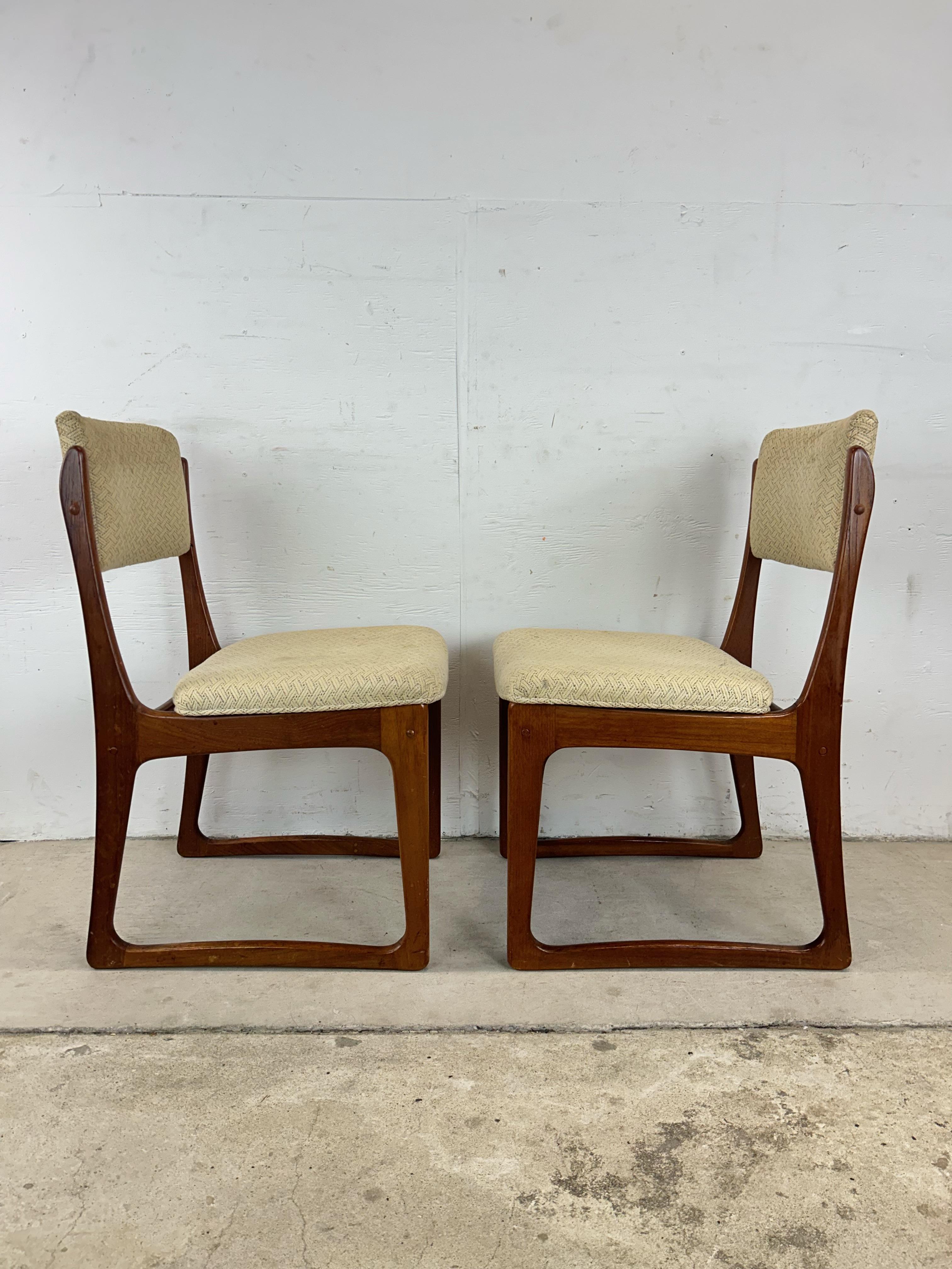 Ensemble de 6 chaises de salle à manger danoises en teck moderne avec pieds en traîneau Bon état - En vente à Freehold, NJ