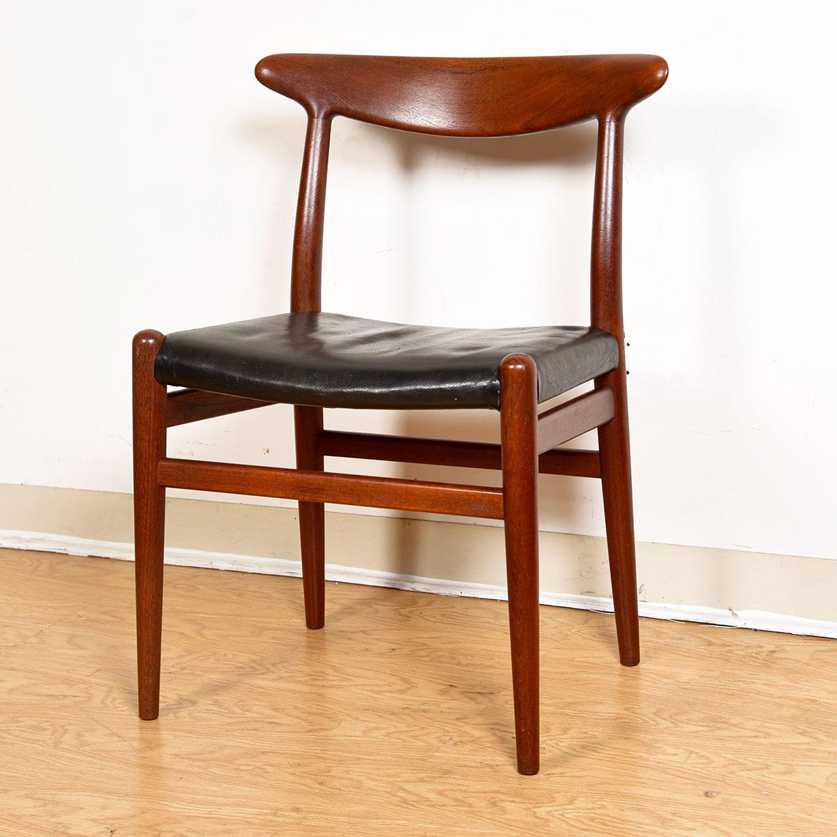 Ensemble de 6 chaises de salle à manger danoises modernes en teck et cuir W2 de Hans Wegner en vente 1