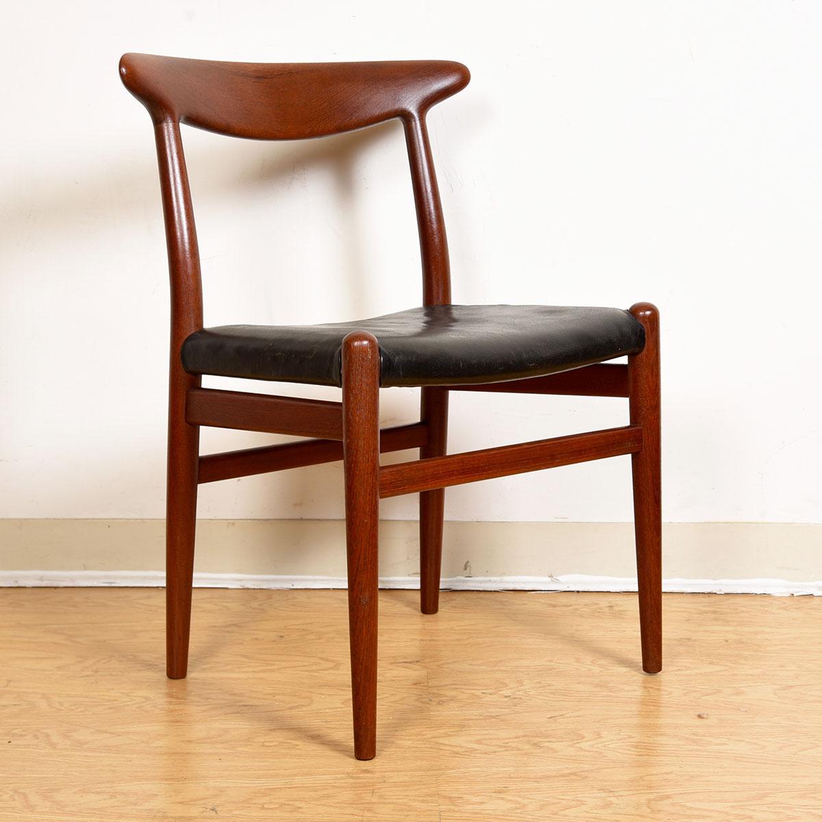 Danois Ensemble de 6 chaises de salle à manger danoises modernes en teck et cuir W2 de Hans Wegner en vente