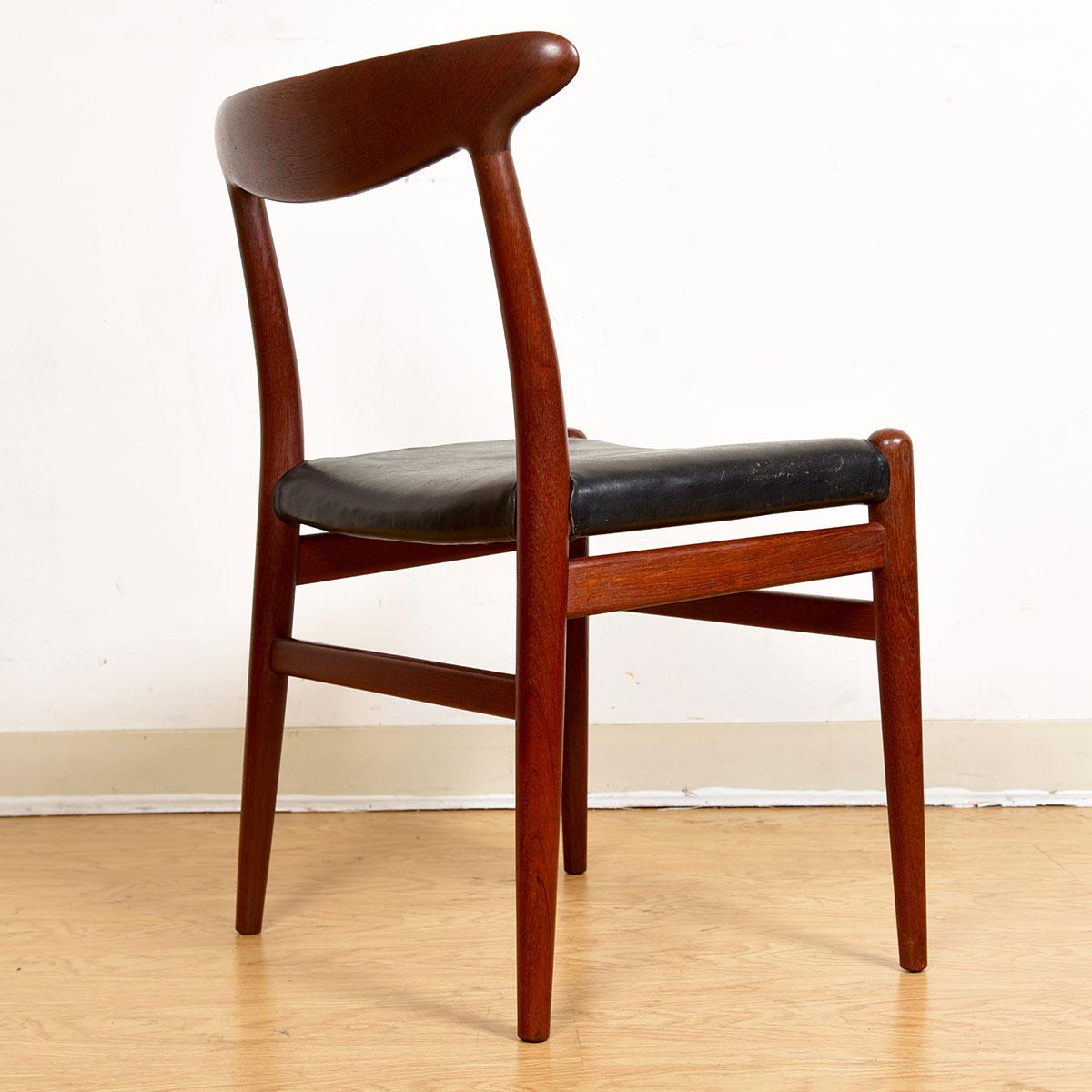 Ensemble de 6 chaises de salle à manger danoises modernes en teck et cuir W2 de Hans Wegner en vente 2