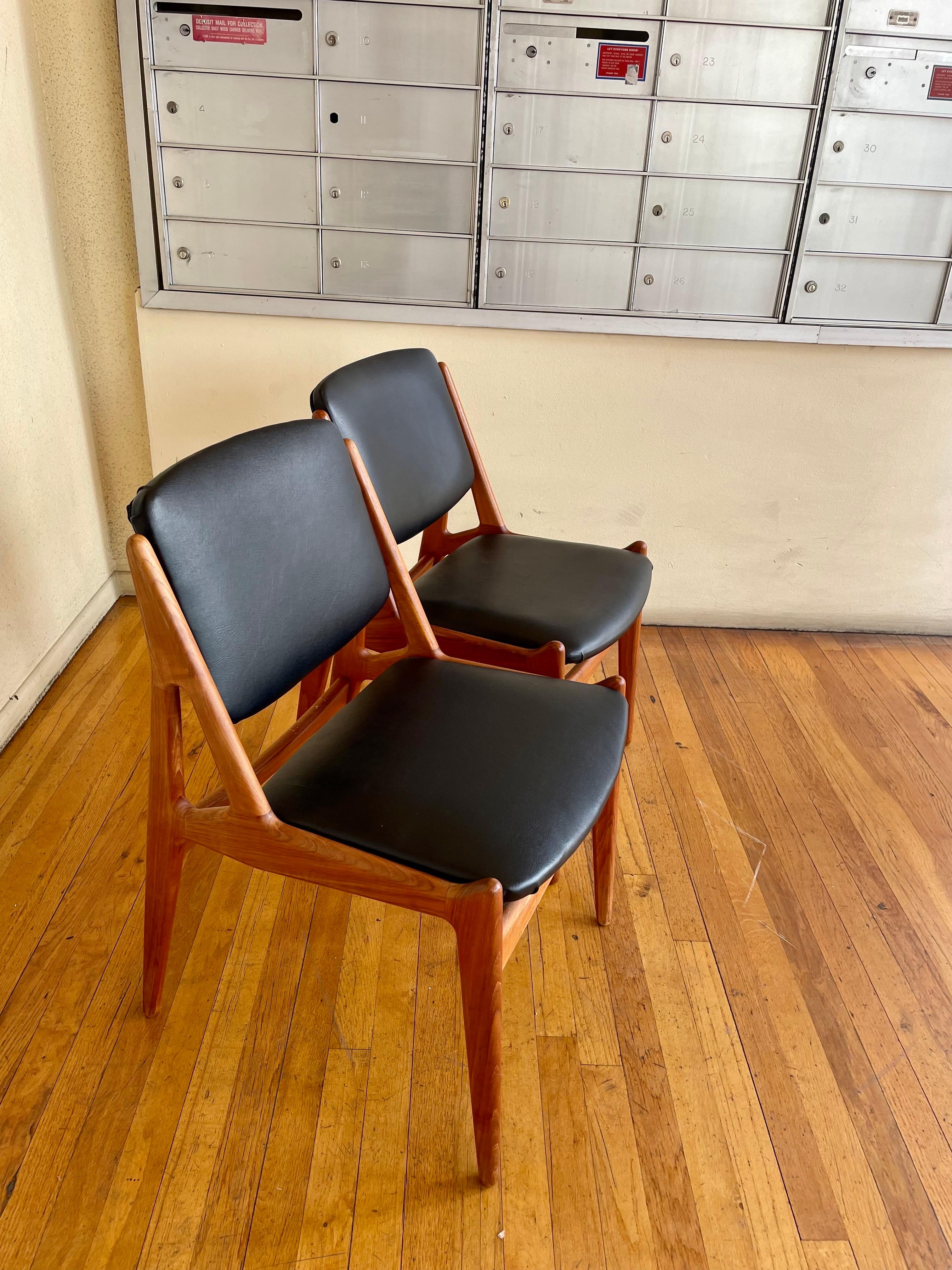 Set of 6 Danish Modern Tilt Back Chairs by Arne Vodder for Vamo Teak 2 Armchairs In Good Condition In San Diego, CA